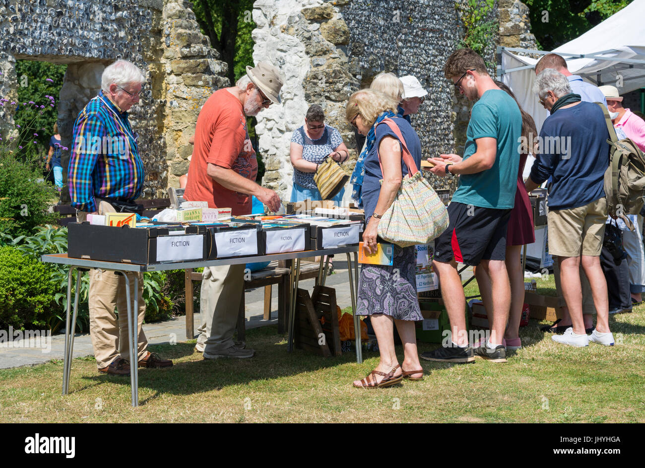 Menschen in einem Stall zu verkaufen Bücher auf einer Fete im Rahmen einer Sommer-Charity-Event in Großbritannien. Geld für wohltätige Zwecke zu sammeln. Stockfoto