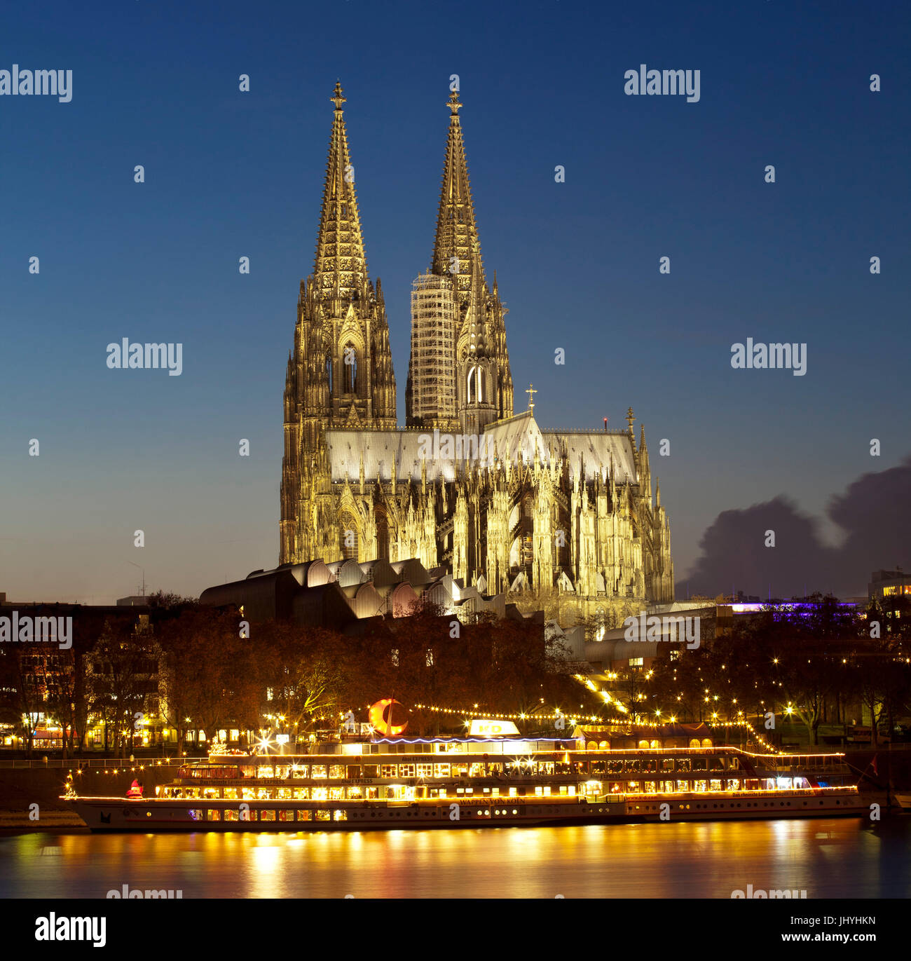 Europa, Deutschland, Köln, Schiff vor der Kathedrale, auf dem Schiff ist ein Weihnachtsmarkt Stockfoto
