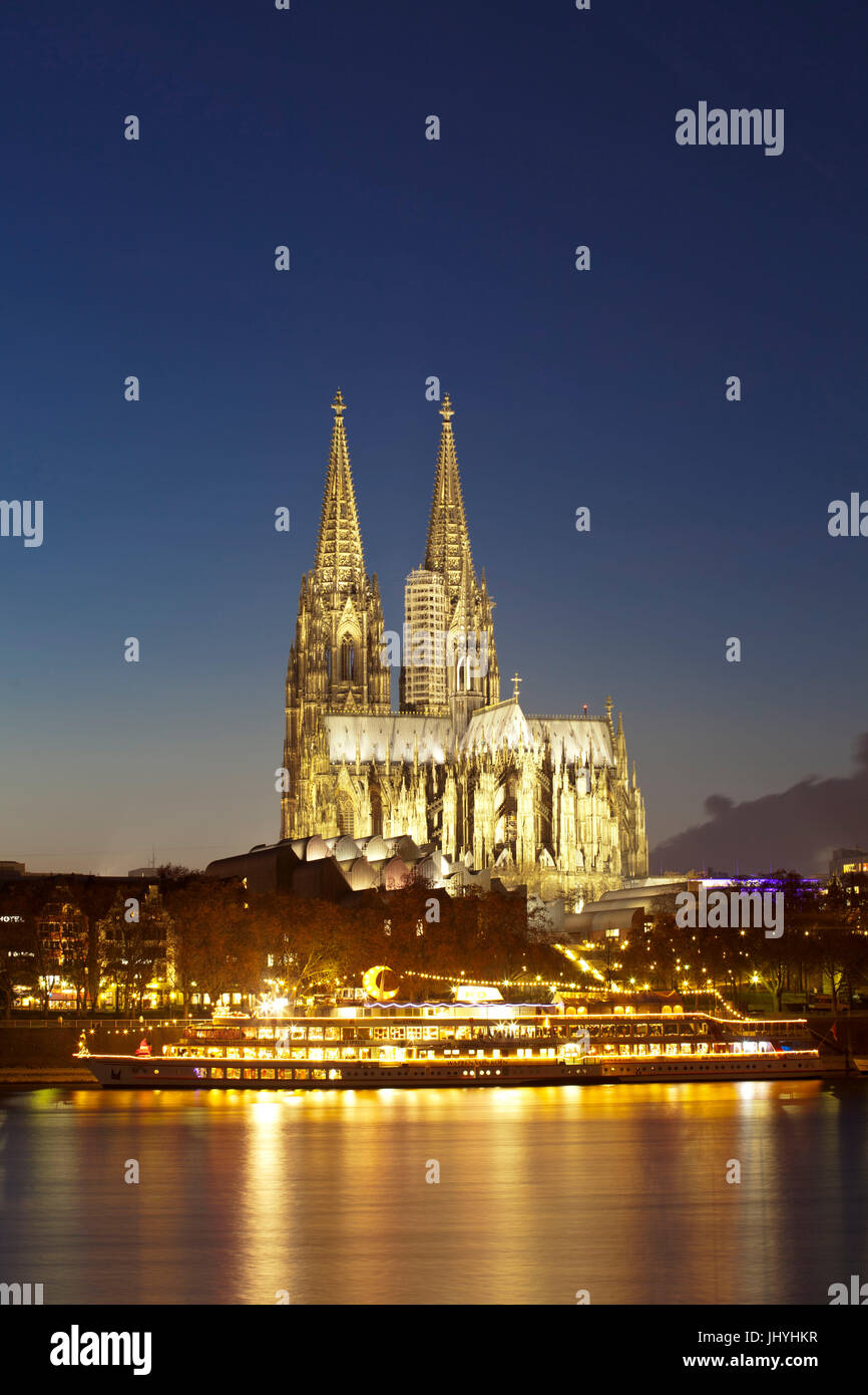 Europa, Deutschland, Köln, Schiff vor der Kathedrale, auf dem Schiff ist ein Weihnachtsmarkt Stockfoto