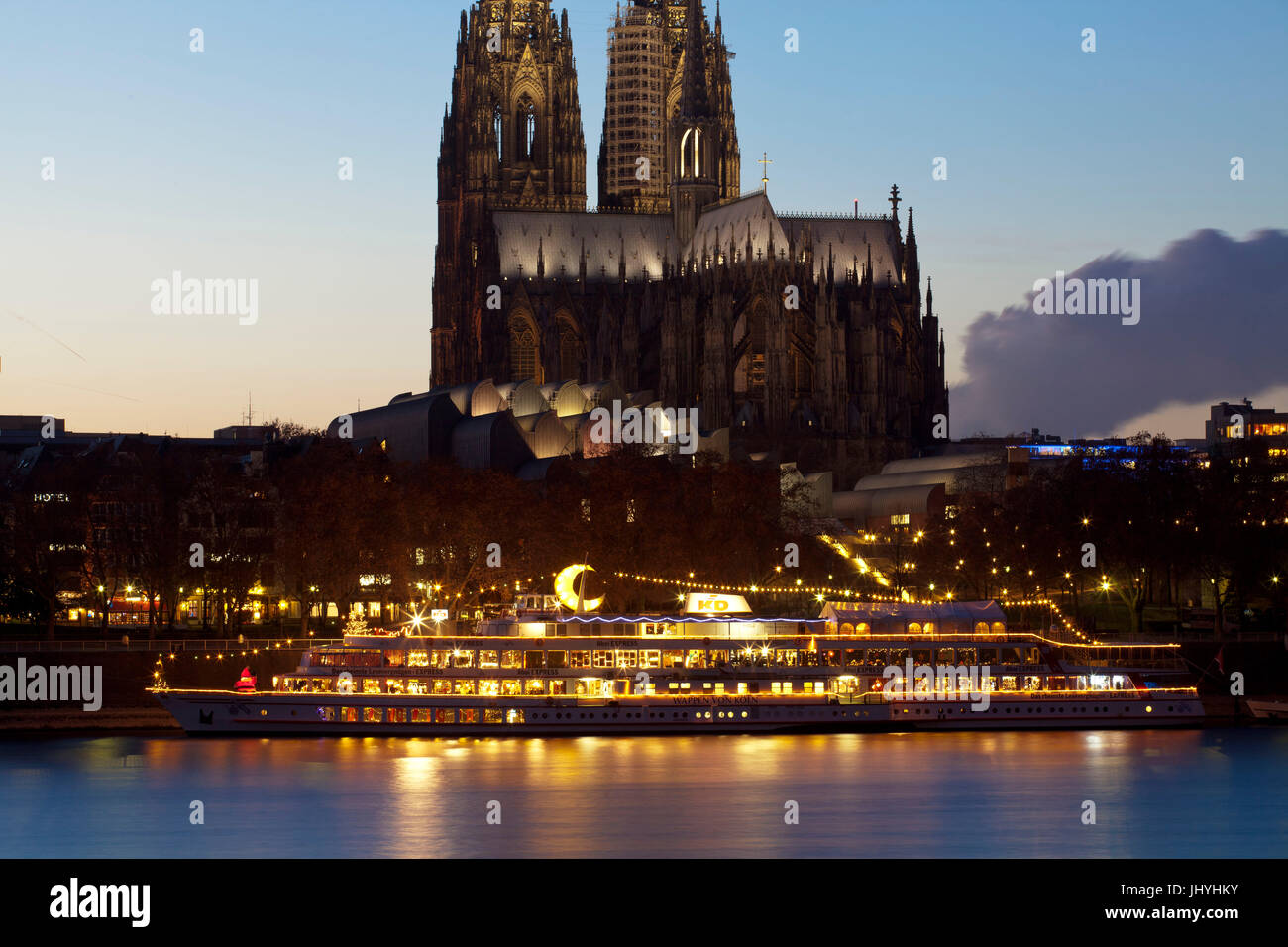 Europa, Deutschland, Köln, Schiff vor der Kathedrale, auf dem Schiff ist ein Weihnachtsmarkt. Stockfoto