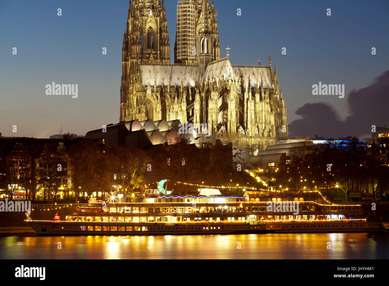 Europa, Deutschland, Köln, Schiff vor der Kathedrale, auf dem Schiff ist ein Weihnachtsmarkt. Stockfoto