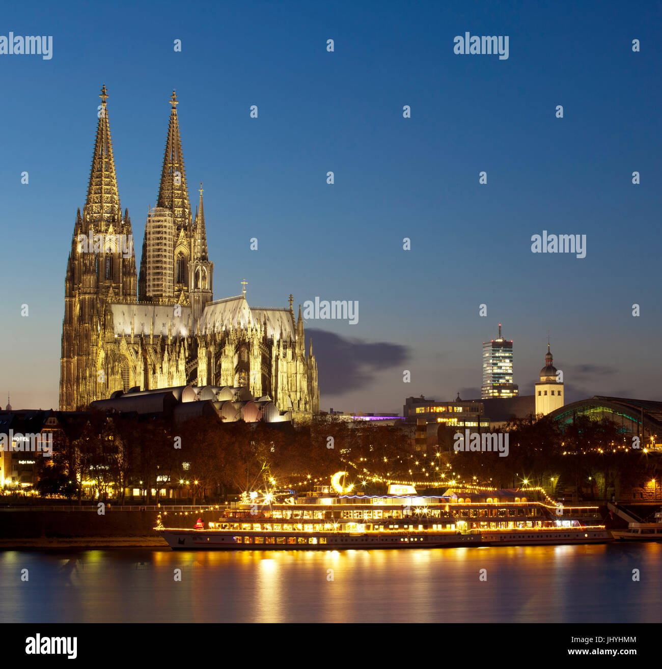 Deutschland, Köln, Schiff vor der Kathedrale, auf dem Schiff ist ein Weihnachtsmarkt auf der rechten Seite der Kölner Turm einer Kirche St. Mariae Himmelfah Stockfoto