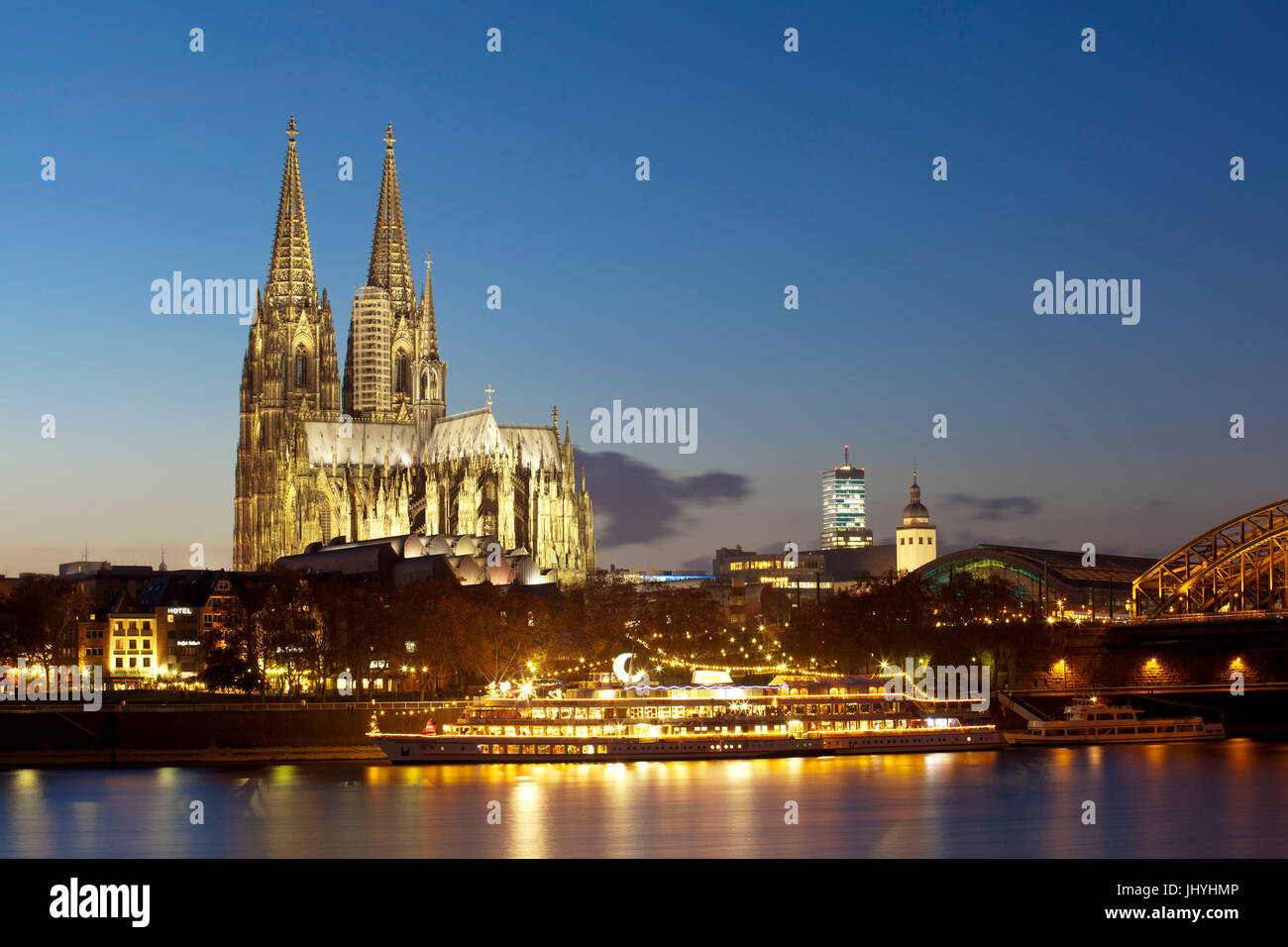 Deutschland, Köln, Schiff vor der Kathedrale, auf dem Schiff ist ein Weihnachtsmarkt auf der rechten Seite der Kölner Turm einer Kirche St. Mariae Himmelfah Stockfoto