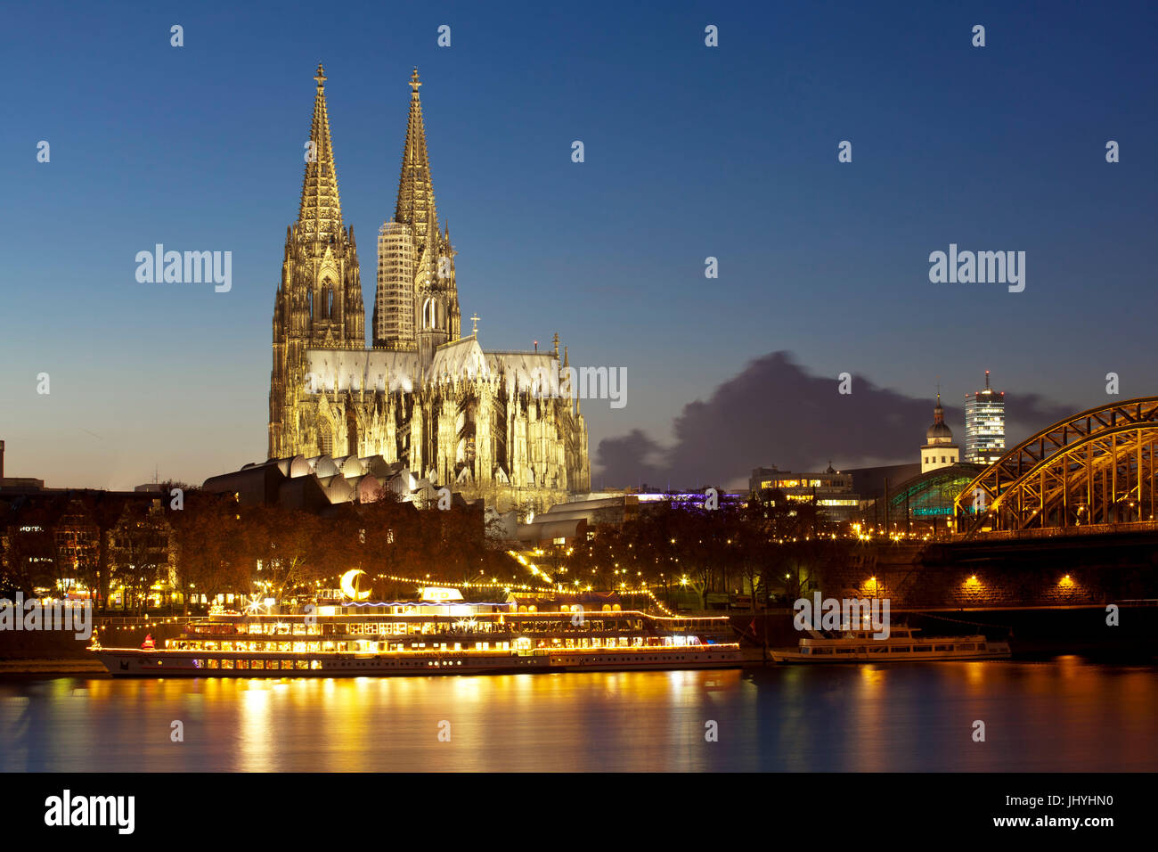 Deutschland, Köln, Schiff vor der Kathedrale, auf dem Schiff ist ein Weihnachtsmarkt auf der rechten Seite den Köln-Turm der Kirche St. Mariae Himmelfahrt Stockfoto