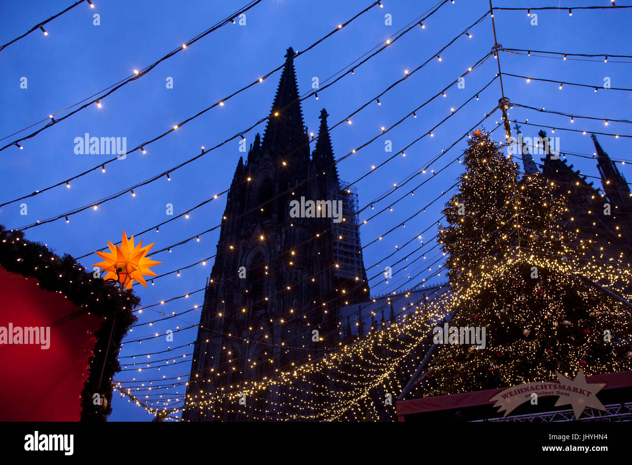 Europa, Deutschland, Köln, Weihnachtsmarkt auf dem Roncalliplatz vor dem Dom. Stockfoto