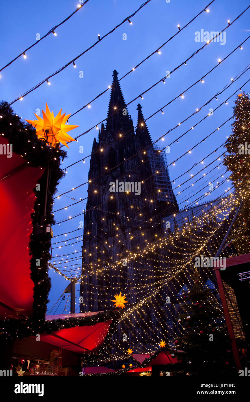 Europa, Deutschland, Köln, Weihnachtsmarkt auf dem Roncalliplatz vor dem Dom. Stockfoto