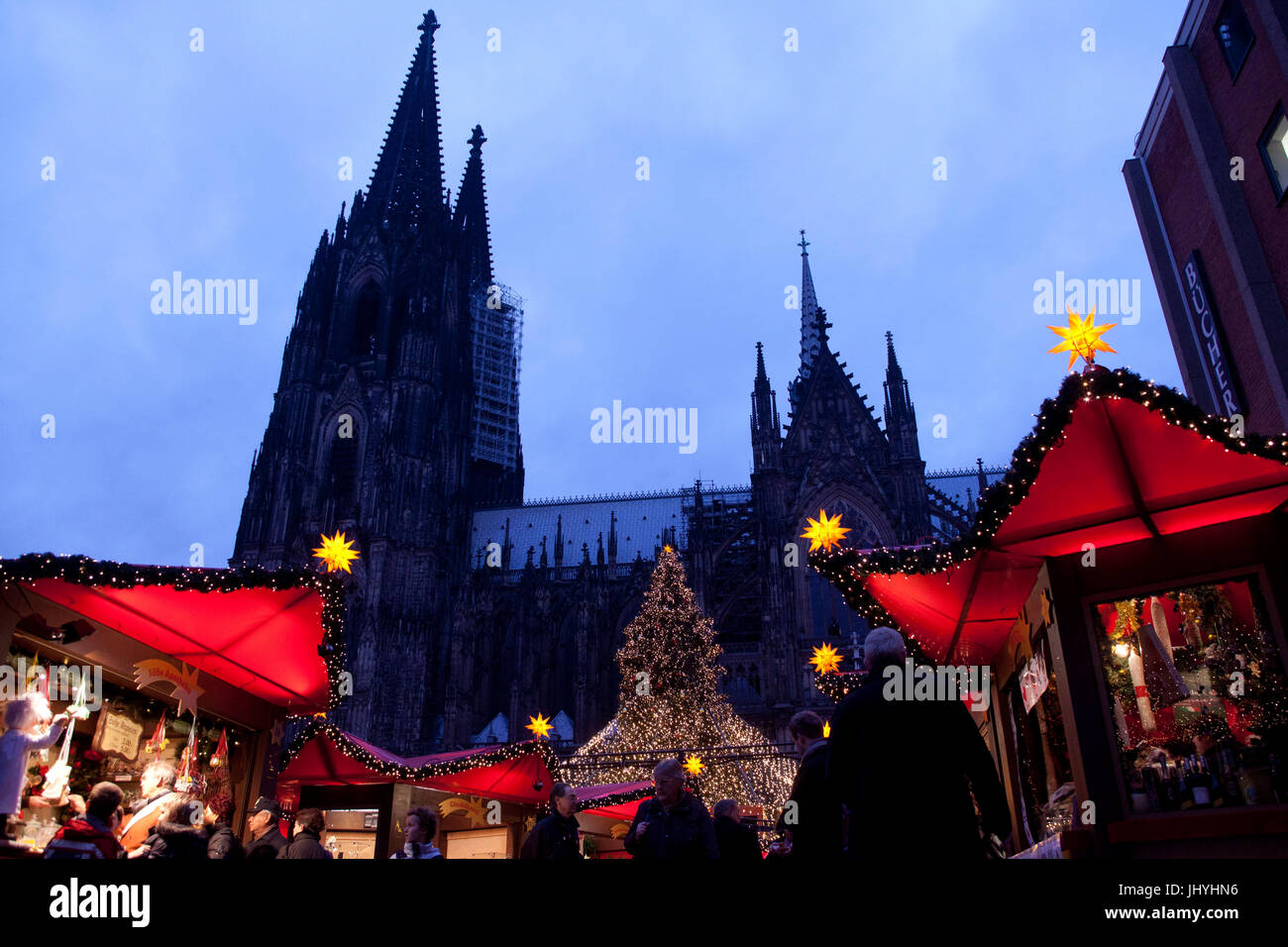 Europa, Deutschland, Köln, Weihnachtsmarkt auf dem Roncalliplatz vor dem Dom. Stockfoto