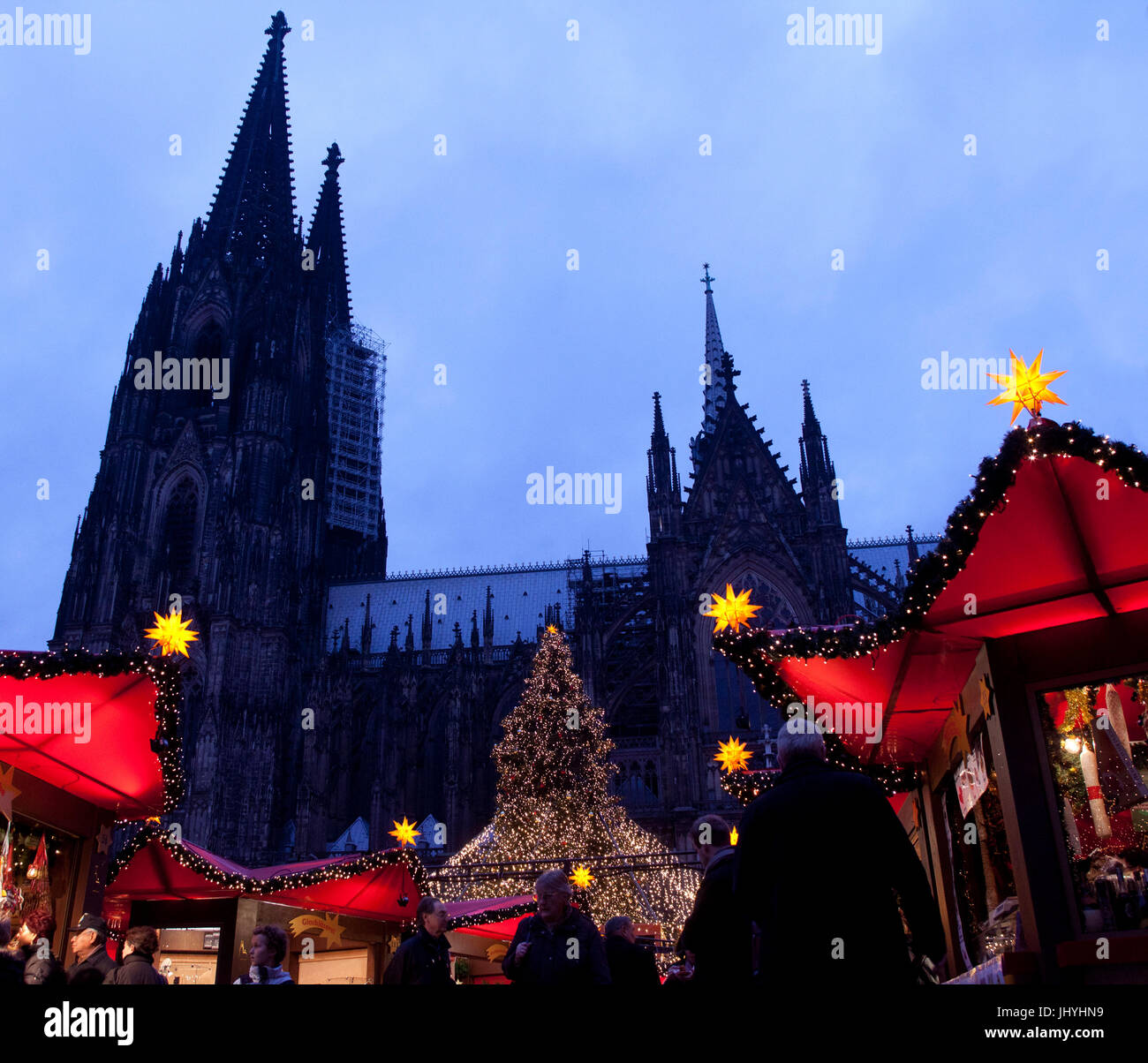 Europa, Deutschland, Köln, Weihnachtsmarkt auf dem Roncalliplatz vor dem Dom. Stockfoto