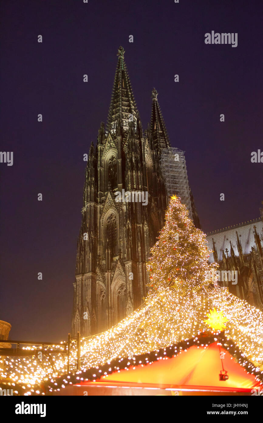 Europa, Deutschland, Köln, Weihnachtsmarkt auf dem Roncalliplatz vor dem Dom. Stockfoto