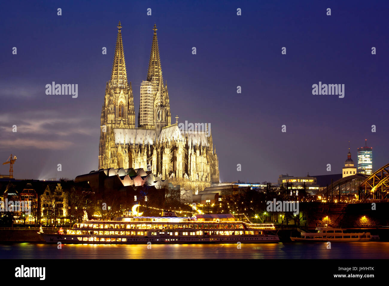 Deutschland, Köln, Schiff vor der Kathedrale, auf dem Schiff ist ein 