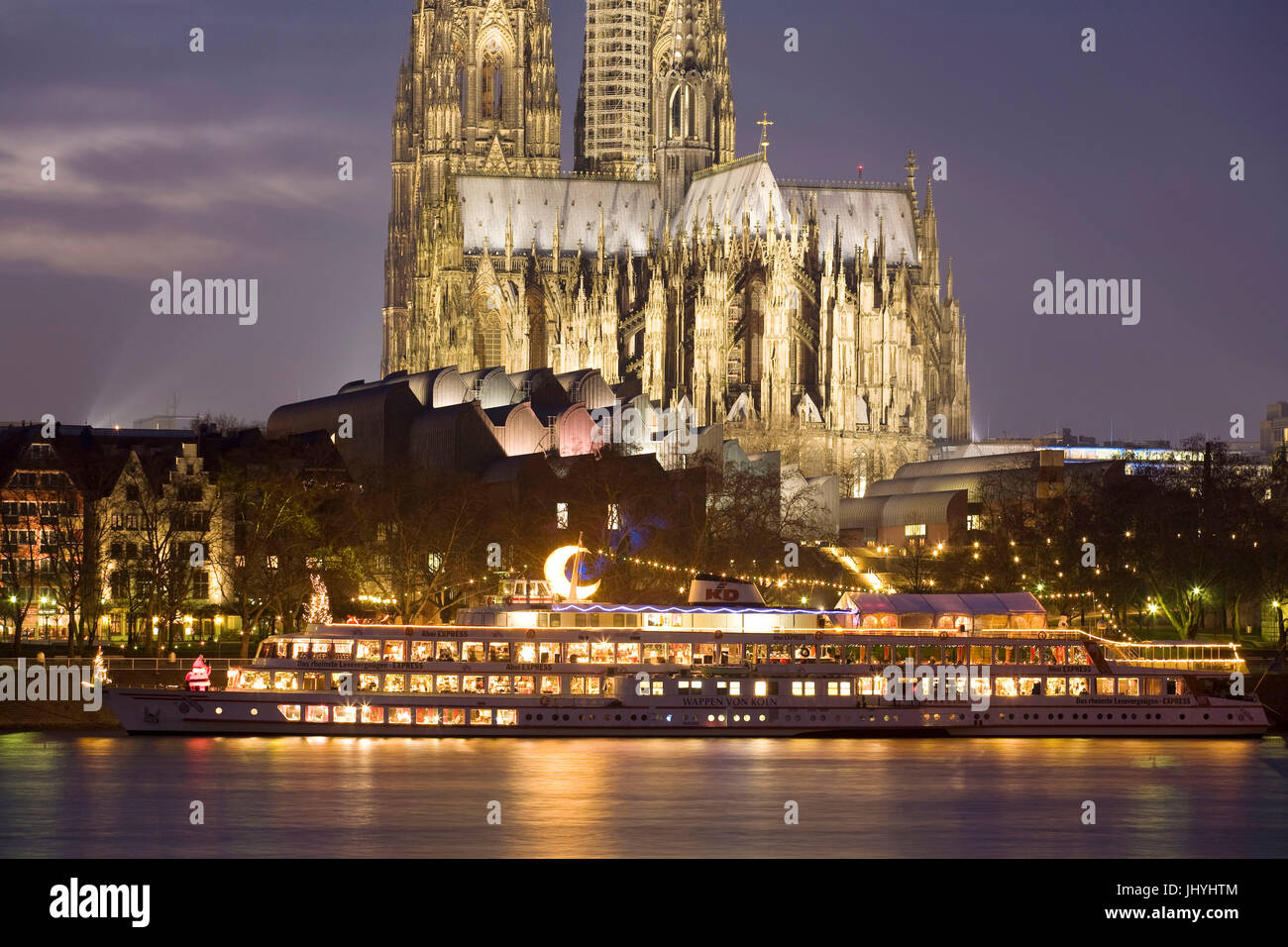 Europa, Deutschland, Köln, Schiff vor der Kathedrale, auf dem Schiff ist ein Weihnachtsmarkt Stockfoto