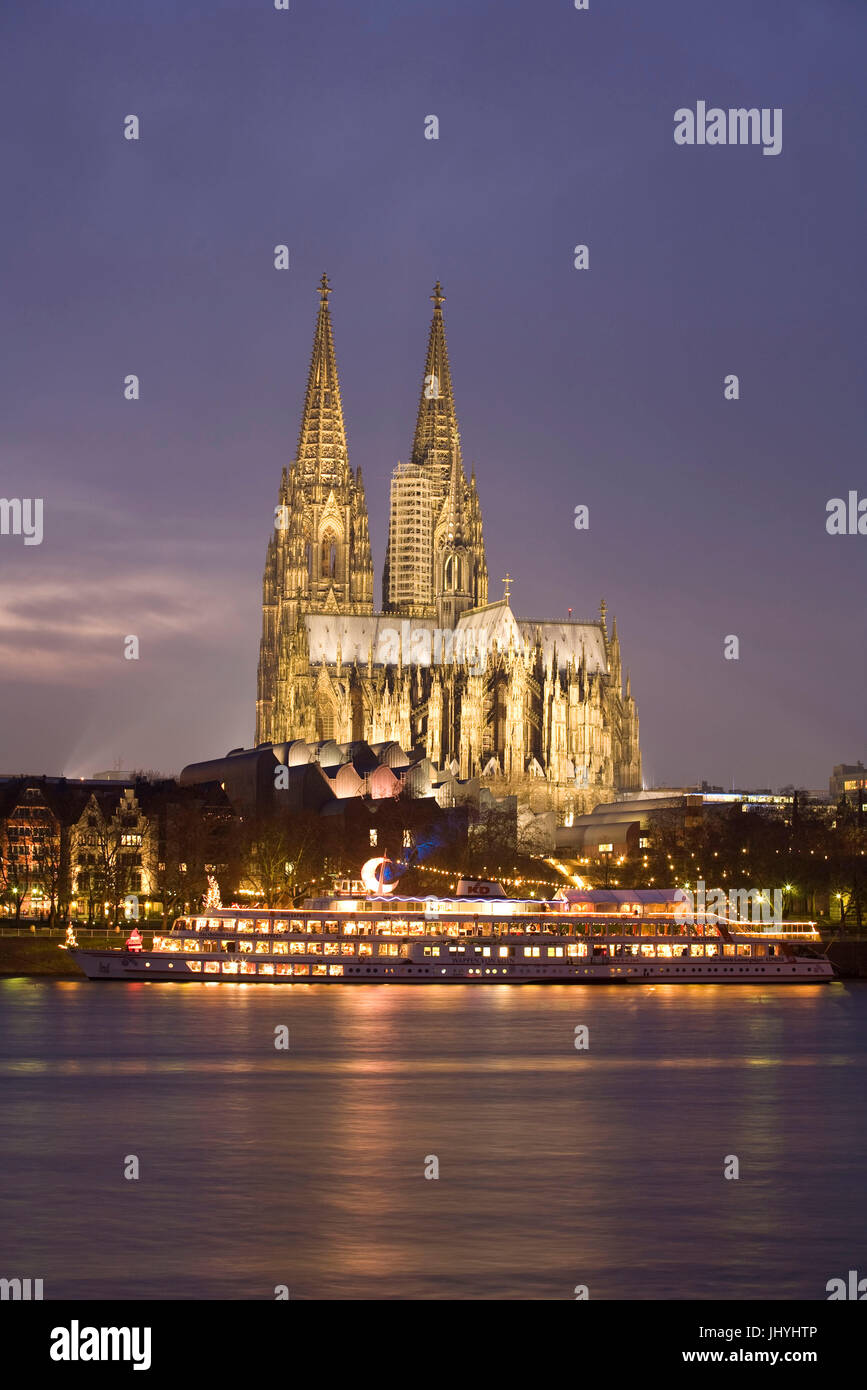 Europa, Deutschland, Köln, Schiff vor der Kathedrale, auf dem Schiff ist ein Weihnachtsmarkt Stockfoto