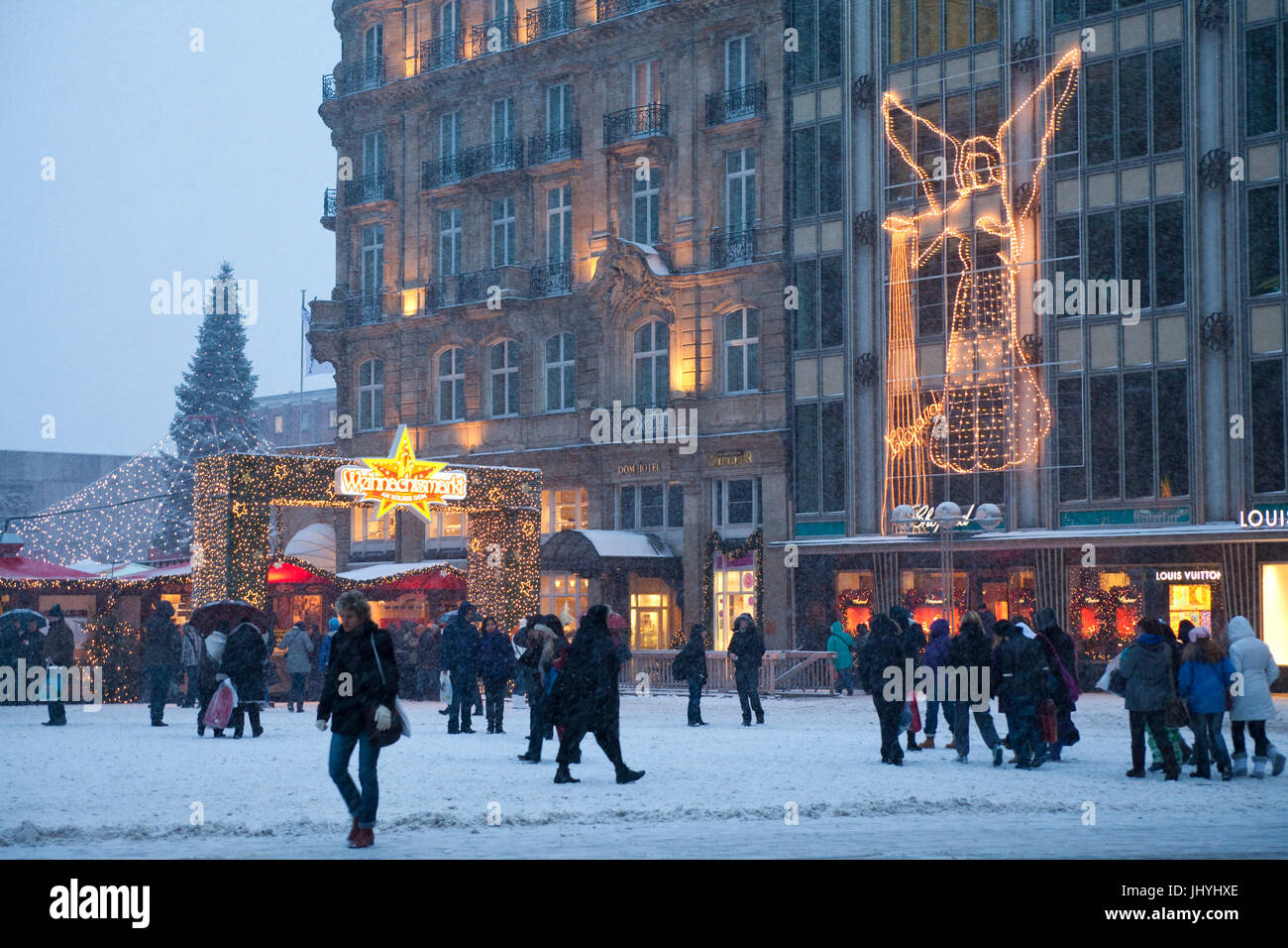 Deutschland, Köln, Weihnachtsmarkt auf dem Roncalli-Platz vor der Kathedrale, Weihnachtsbeleuchtung am Blau-Gold-Haus, Engel. Stockfoto