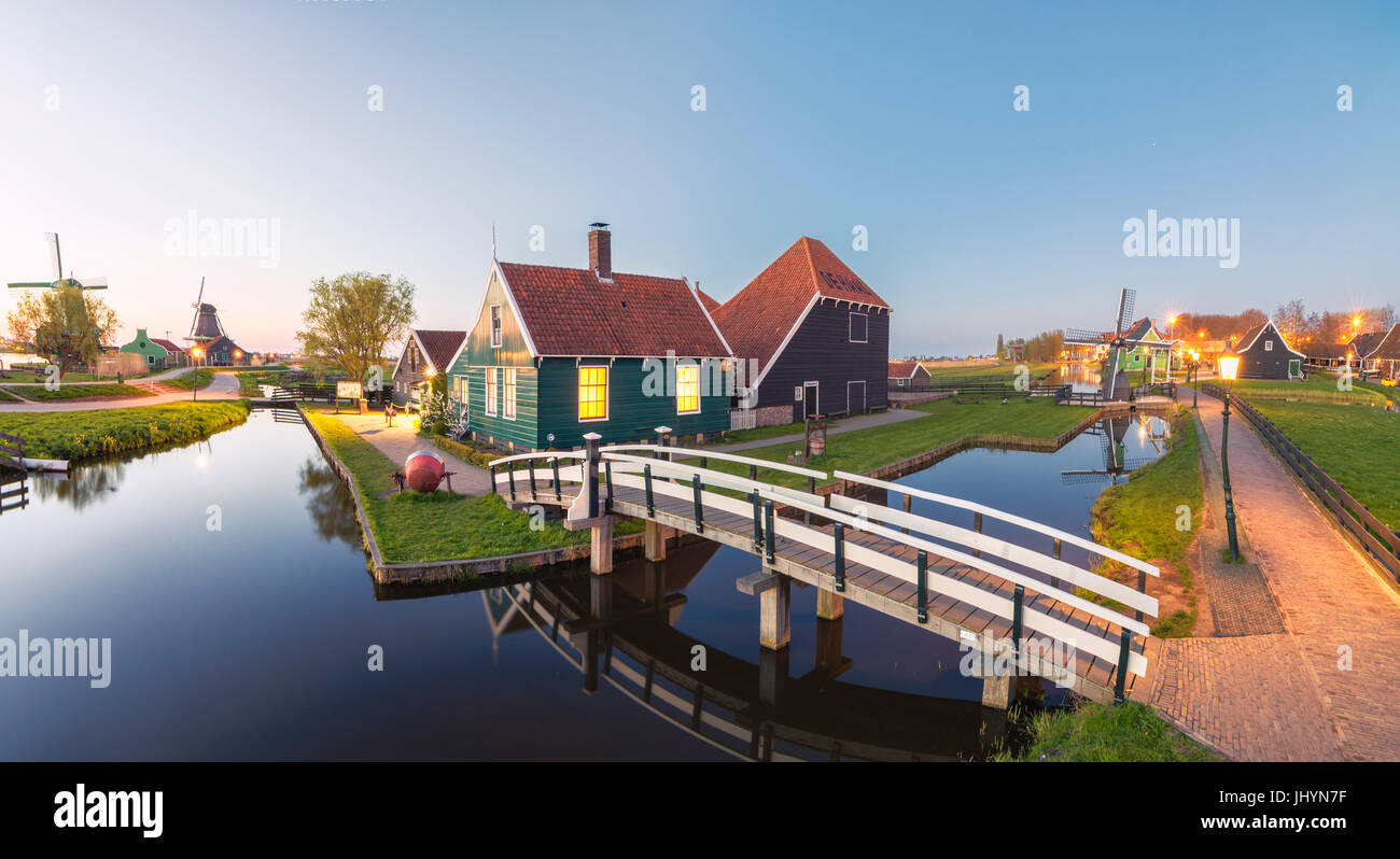 Panorama der Holzhäuser und Windmühlen der typischen Dorf Zaanse Schans in der Abenddämmerung, Nord-Holland, Niederlande, Europa Stockfoto