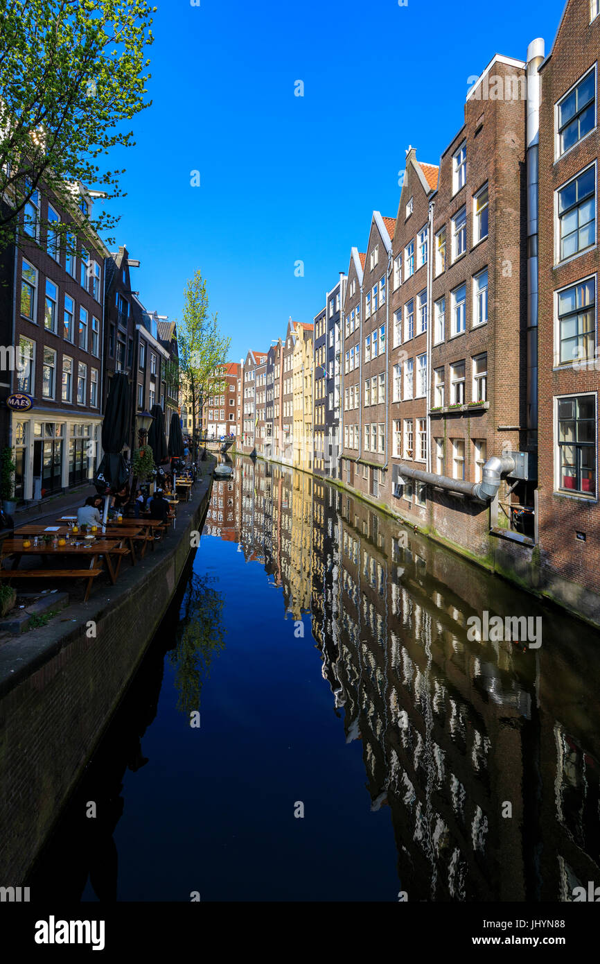 Typische Häuser spiegeln sich in dem blauen Wasser des einen Kanals, Amsterdam, Holland (Niederlande), Europa Stockfoto