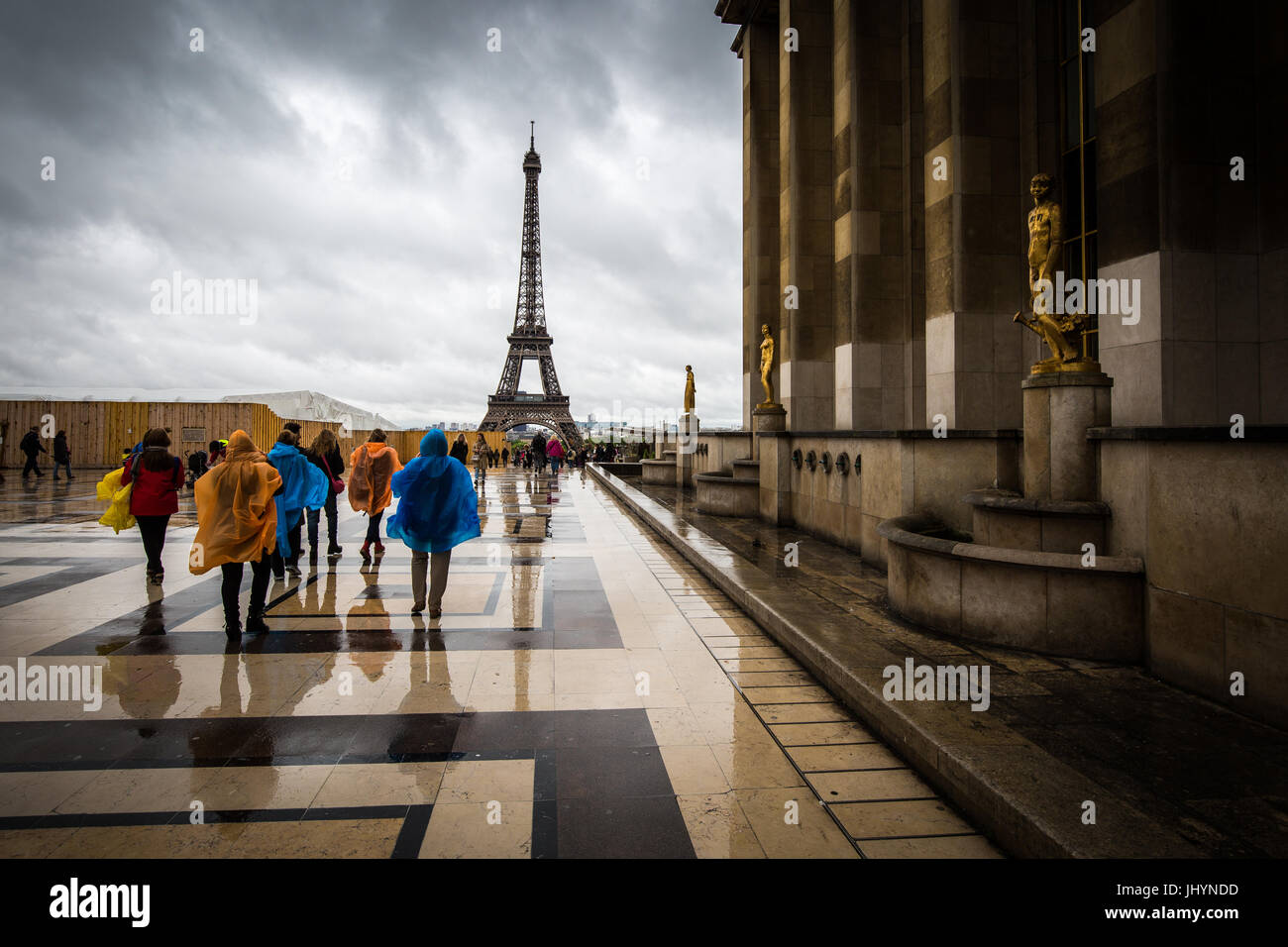 In Richtung Eiffelturm, mutige Touristen Regen im bunten Ponchos in den Palais De Chaillot, Paris, Frankreich Stockfoto