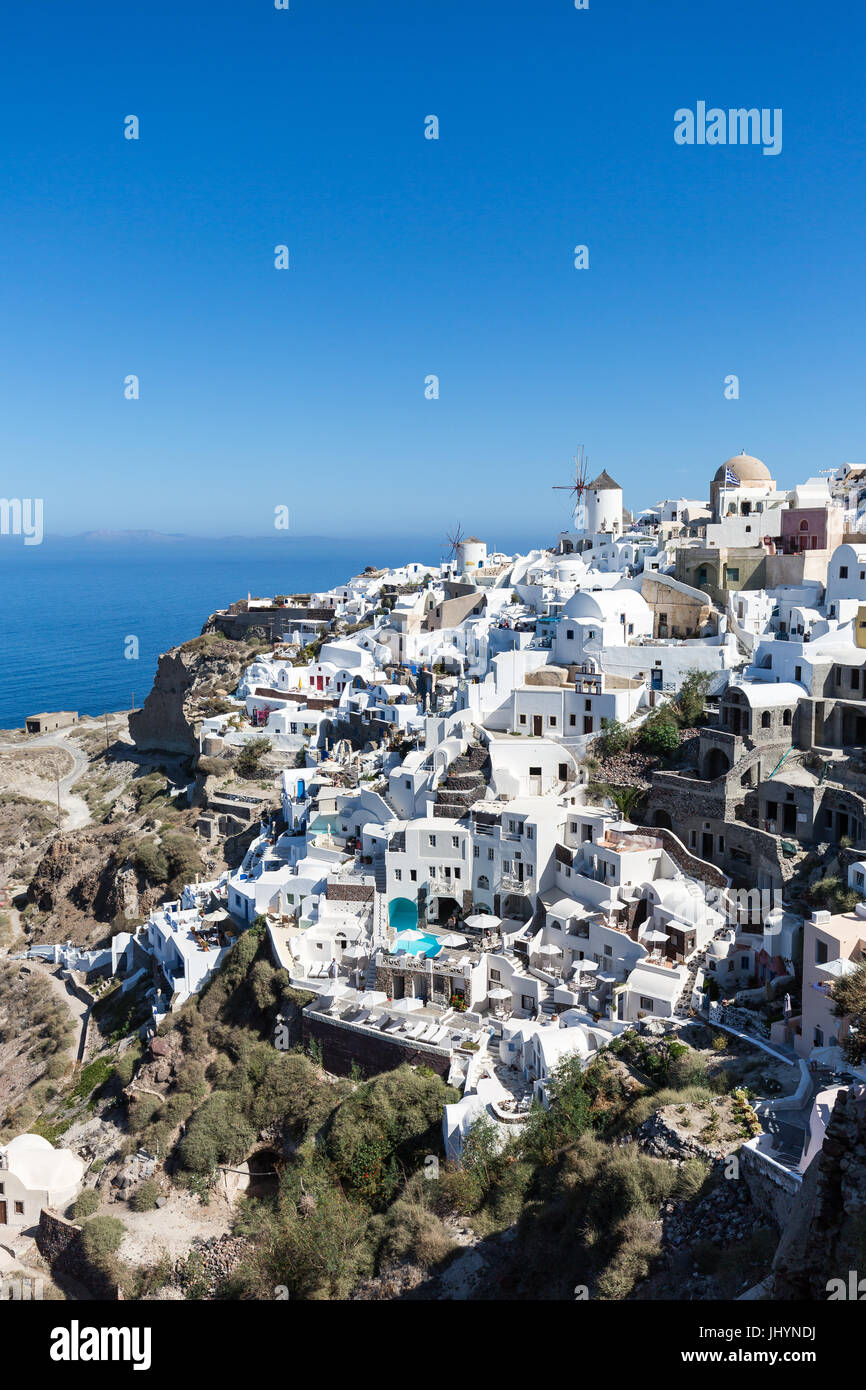 Blick auf den weiß getünchten Gebäuden und Windmühle von Oia aus der Burg Wände, Santorin, Kykladen, griechische Inseln, Griechenland Stockfoto