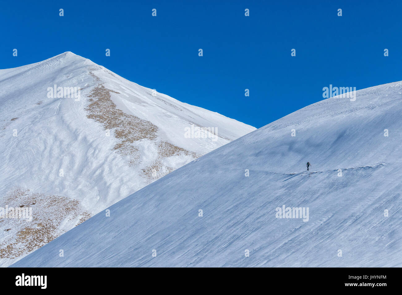 Wanderer auf Berg Vettore in Winter, Nationalpark Monti Sibillini, Umbrien, Italien, Europa Stockfoto