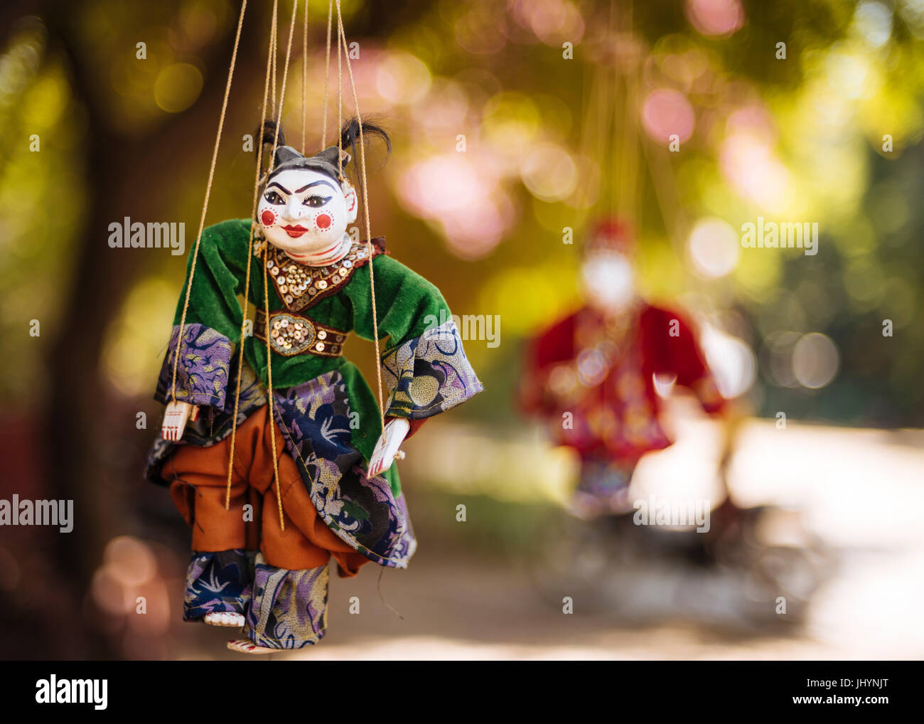 Traditionelle Puppen hängen von Baum, Bagan (Pagan), Mandalay Region, Myanmar (Burma), Asien Stockfoto