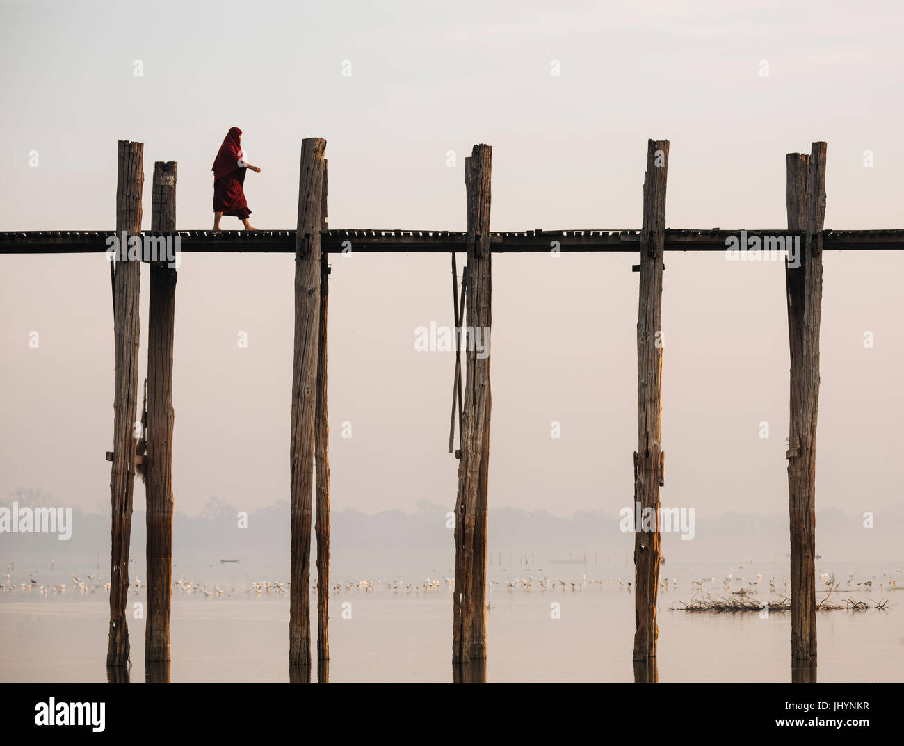 Blick auf U-Bein Brücke im Morgengrauen, Amarapura, Mandalay, Region Mandalay, Myanmar (Burma), Asien Stockfoto