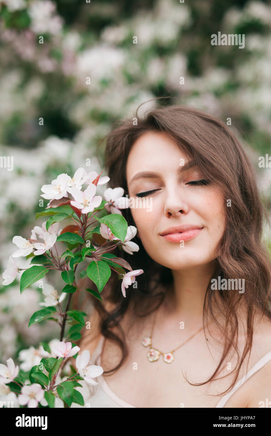 Schönes Porträt von Frau im Garten mit Blumen Kirsche. Stockfoto
