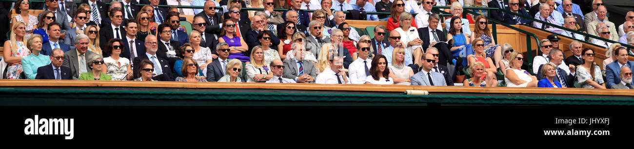 Eine allgemeine Ansicht der Royal Box, darunter Eddie Redmayne, Hugh Grant, Justin Rose, Bradley Cooper, Michael McIntyre und die britische Premierministerin Theresa May, Prinz Edward, Herzog von Kent, Catherine, Die Herzogin von Cambridge, Prinz William, der Herzog von Cambridge, Lady Frederick Windsor und Lord Frederick Windsor während des Herren-Singles-Finales am dreizehnten Tag der Wimbledon Championships im All England Lawn Tennis and Croquet Club, Wimbledon. Stockfoto