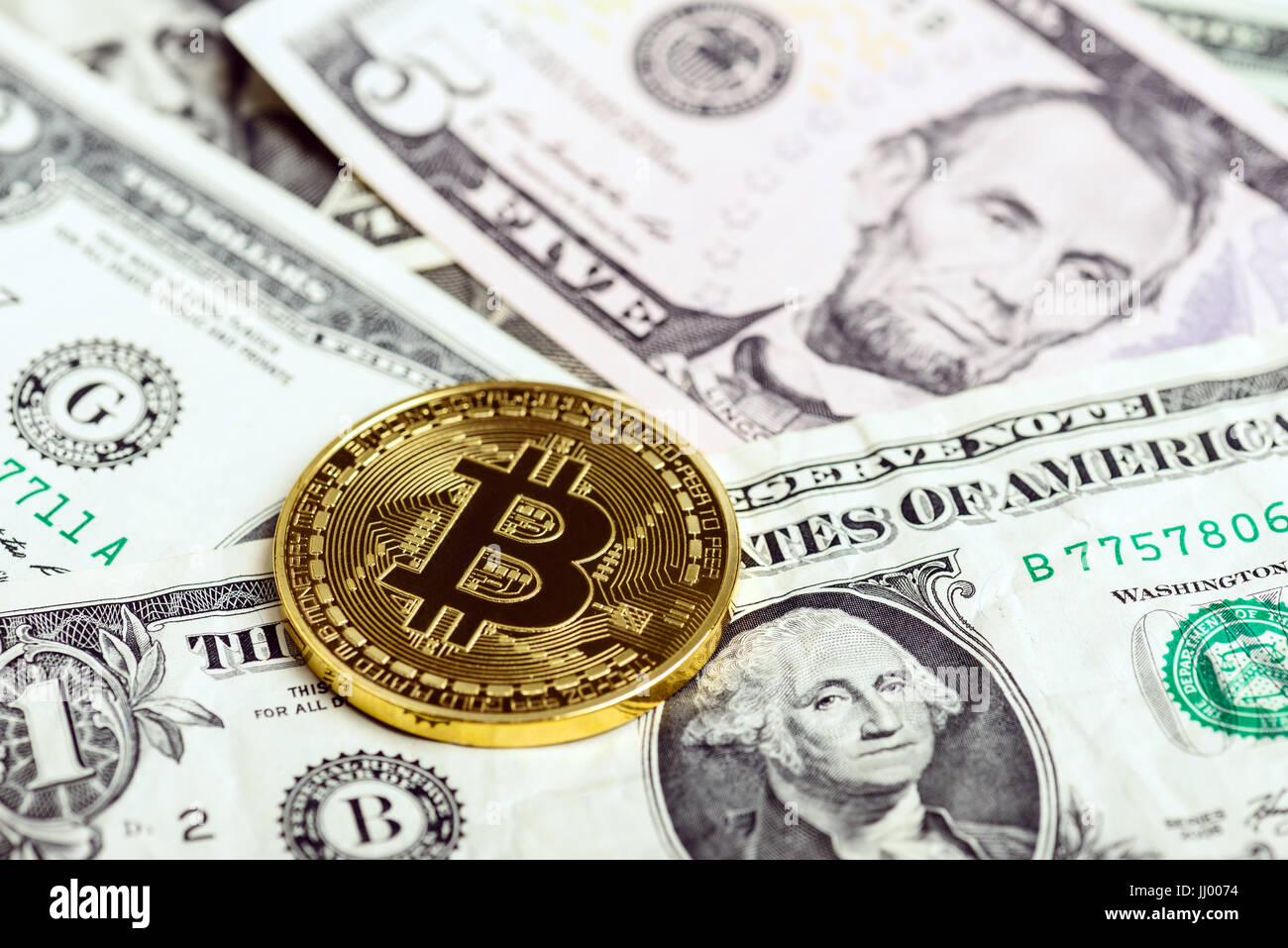 Bitcoin Münzen über Geld-Hintergrund Stockfoto