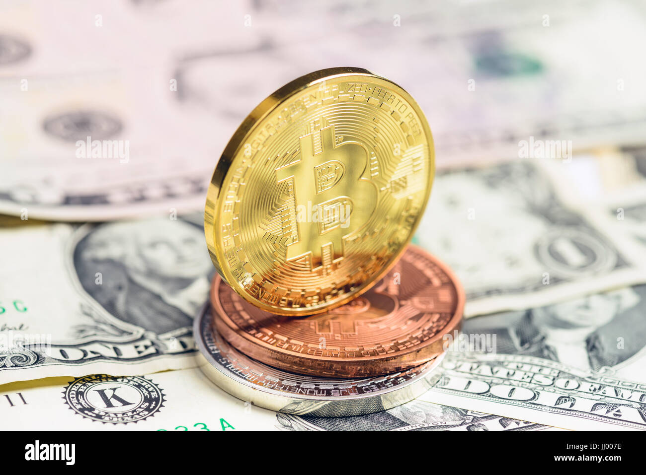 Bitcoin Münzen auf US-Dollar hautnah Stockfoto