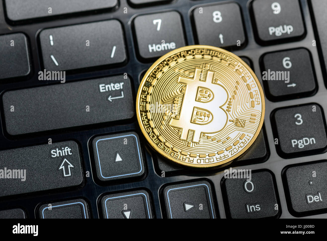 Bitcoin Münzen auf schwarzen Tastatur Hintergrund Stockfoto