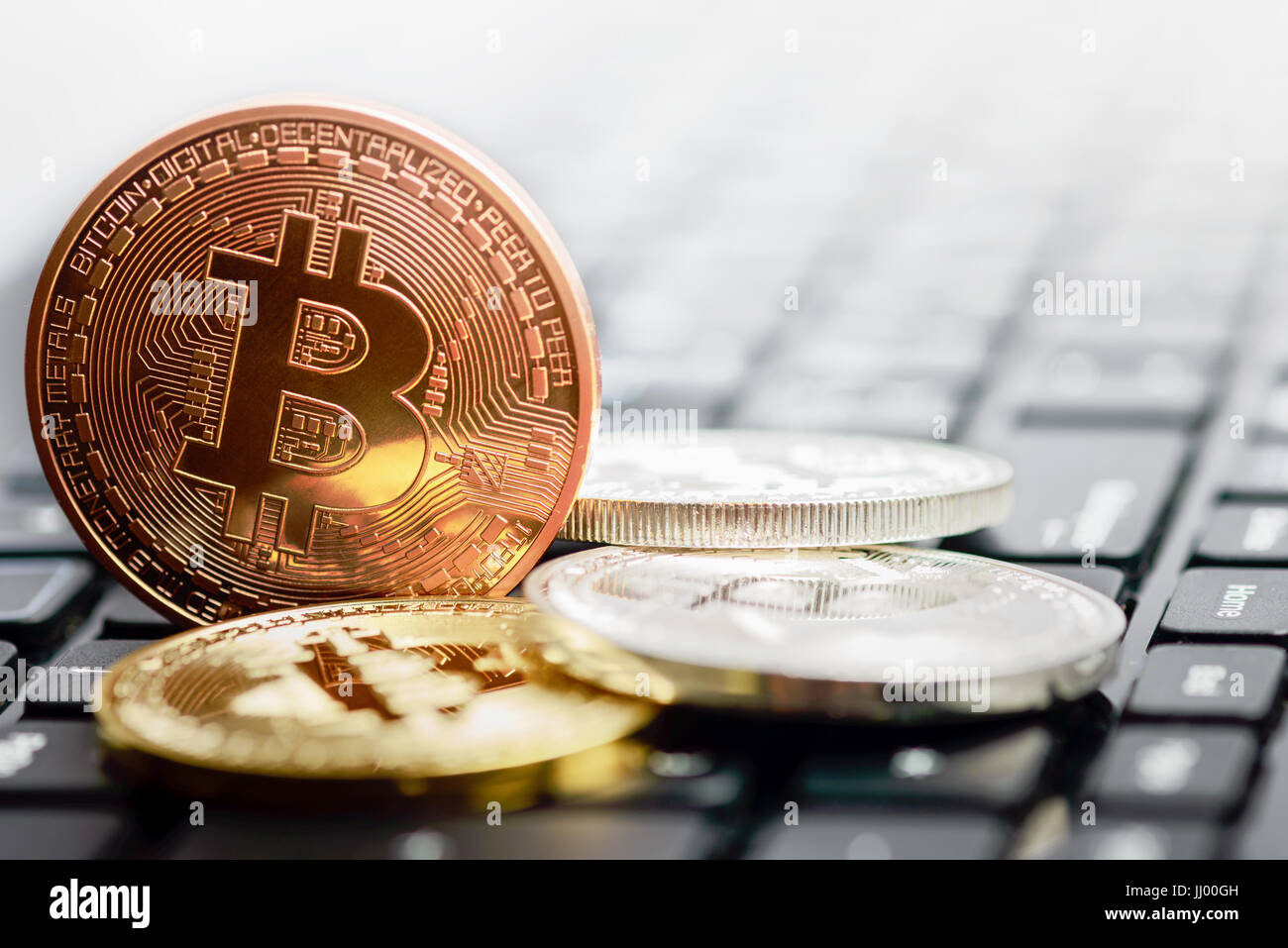 Bitcoin Münzen auf schwarzen Tastatur Hintergrund Stockfoto