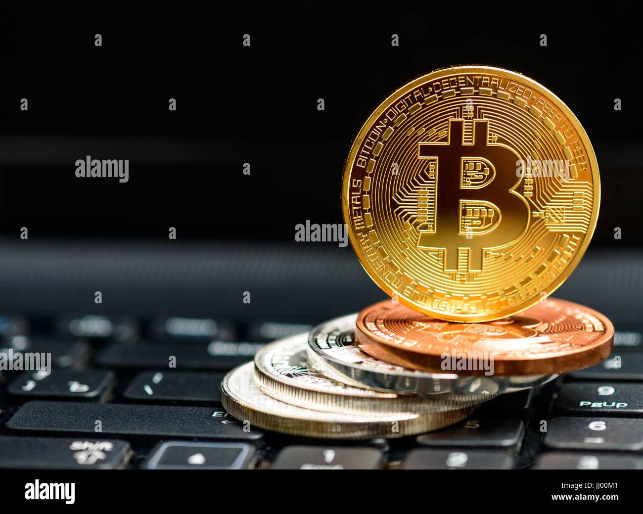 Bitcoin Münzen auf schwarze Tastatur Stockfoto