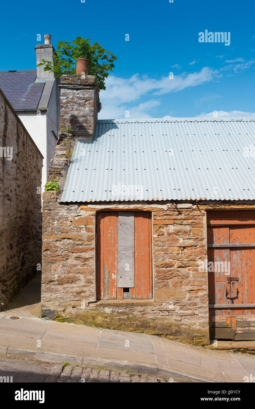 Alte Stein gebaute Gebäude mit Wellblechdach, Stromness Orkney UK Schottland Stockfoto