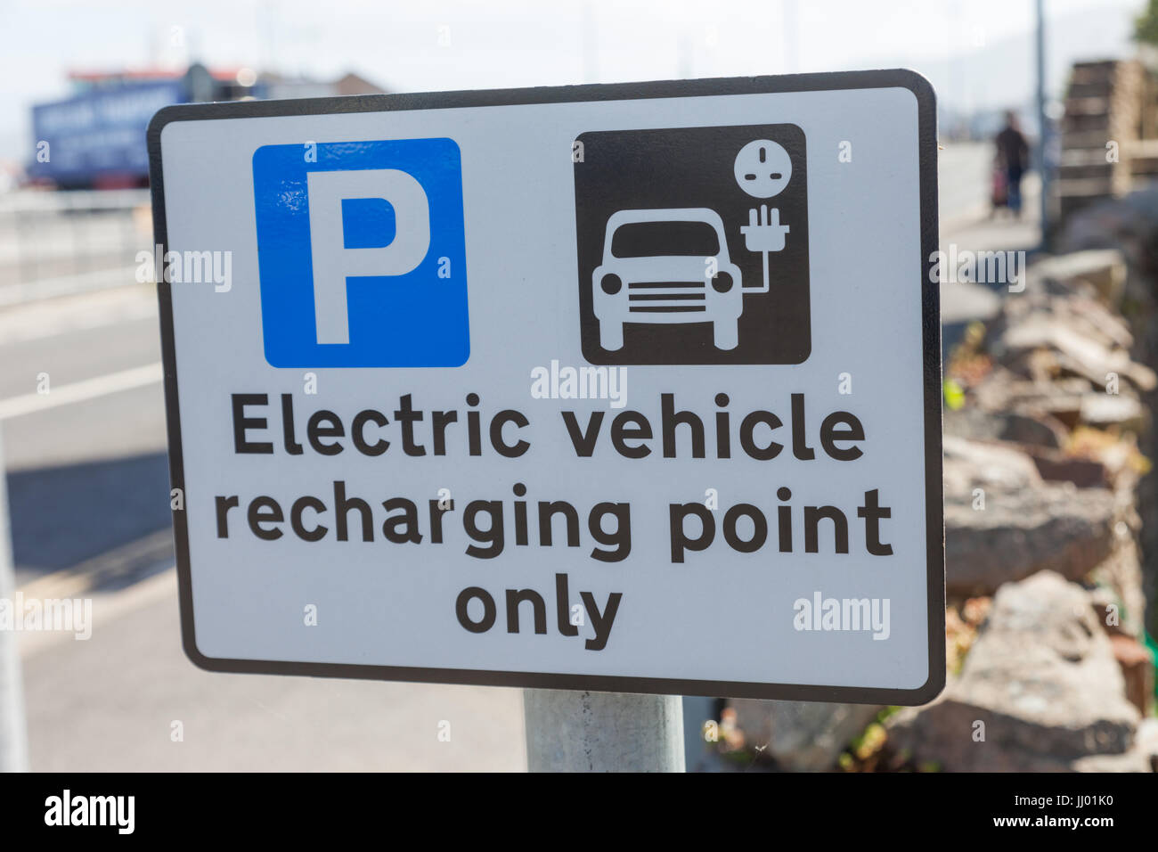 Zeichen für das Laden von Elektrofahrzeugen Punkt parken Stockfoto