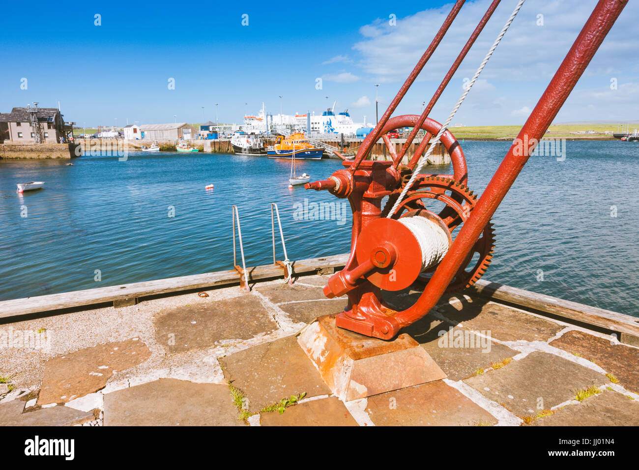 Kran oder Winde zum Heben, Boote und Fracht, Hafen von Stromness Orkney Scotland UK Stockfoto