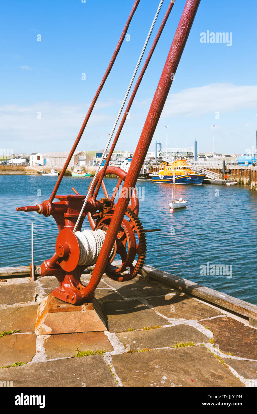Kran oder Winde zum Heben, Boote und Fracht, Hafen von Stromness Orkney Scotland UK Stockfoto