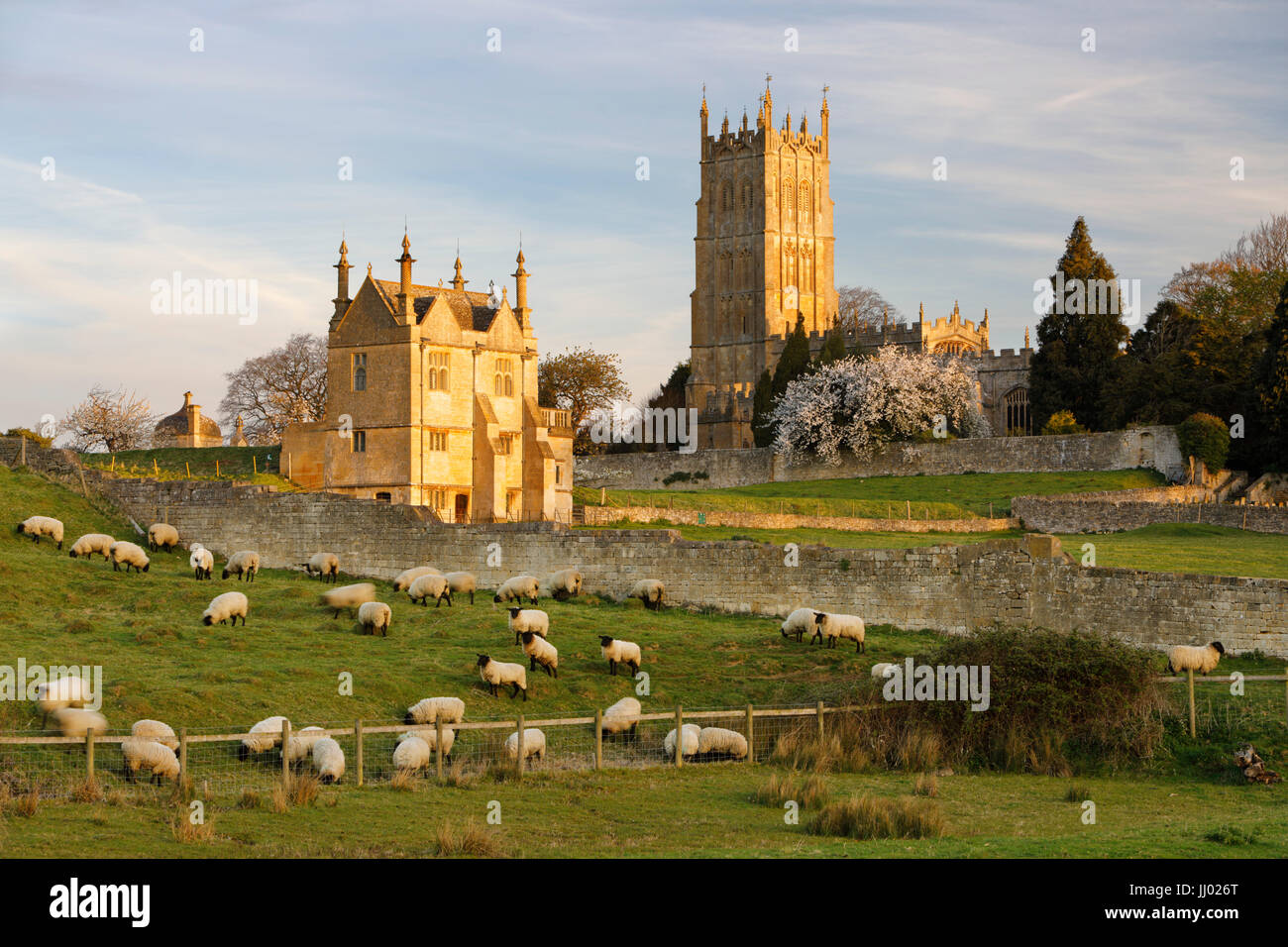 St. James Kirche und Osten Bankett- Haus der alten Campden Haus, Chipping Campden, Cotswolds, Gloucestershire, England, Vereinigtes Königreich, Europa Stockfoto