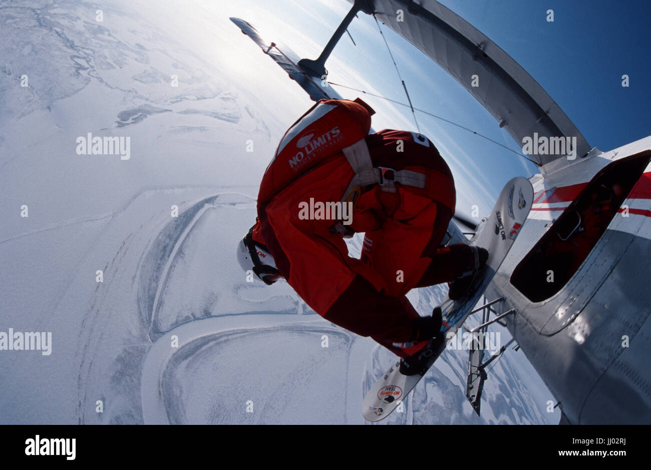 Skysurfers abspringen eine Antonov 2 Doppeldecker über Khatanga, Sibirien Stockfoto