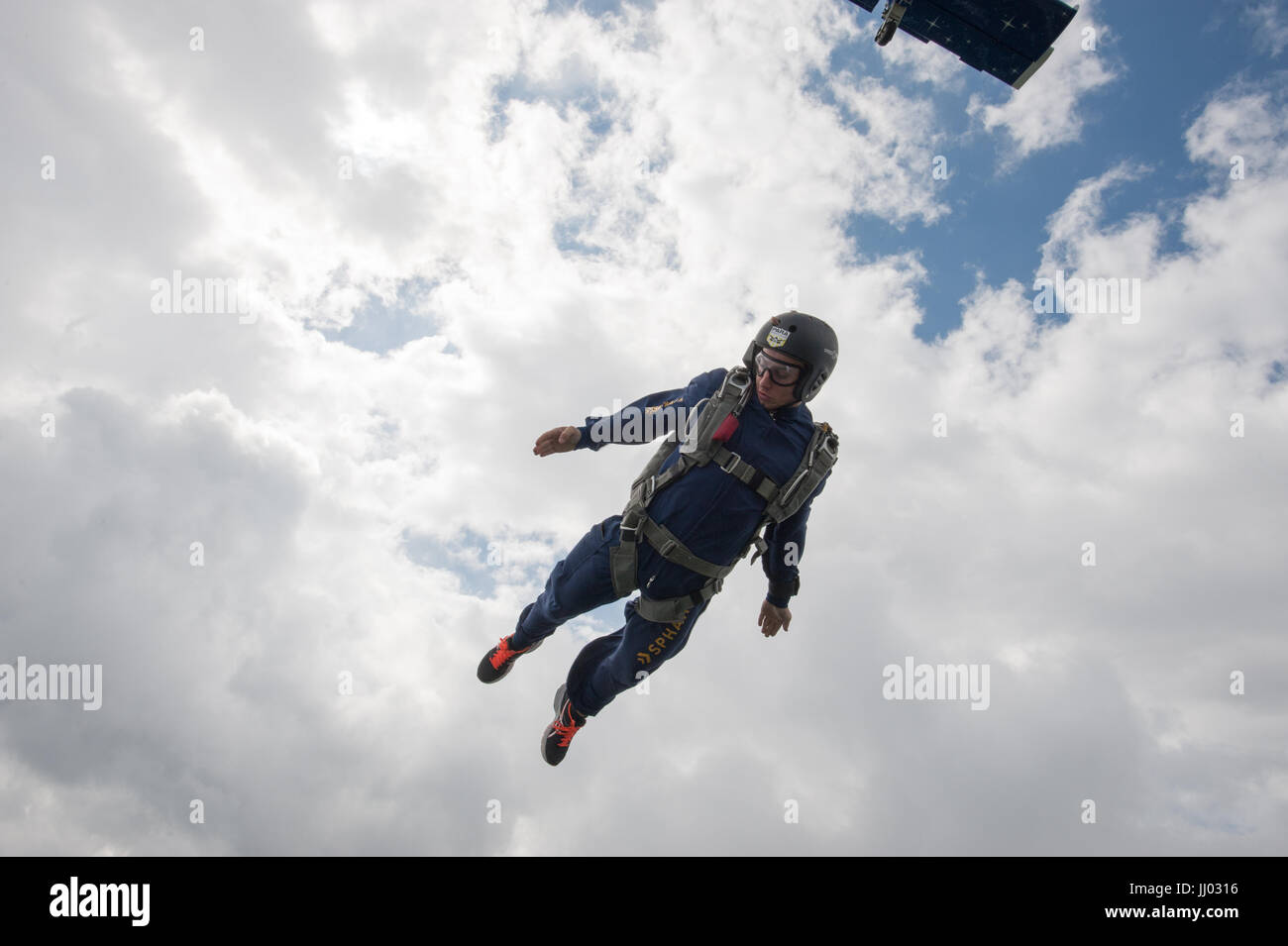 Ein Student Fallschirmspringer verlässt das Flugzeug für einen ersten manuellen Sprung Stockfoto