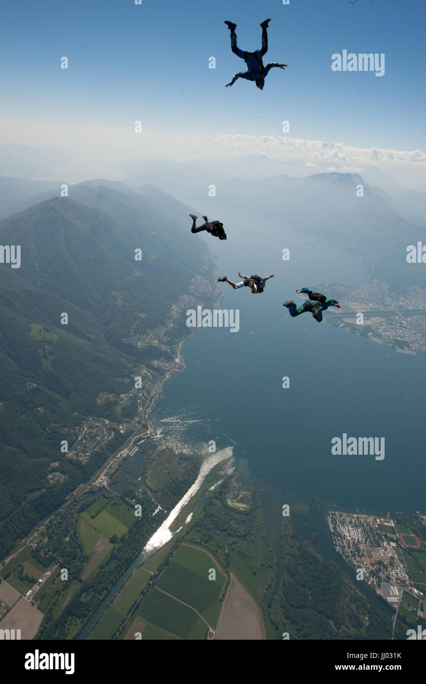 Fallschirmspringer, die Verfolgung in Richtung Lago Maggiore, Schweiz Stockfoto