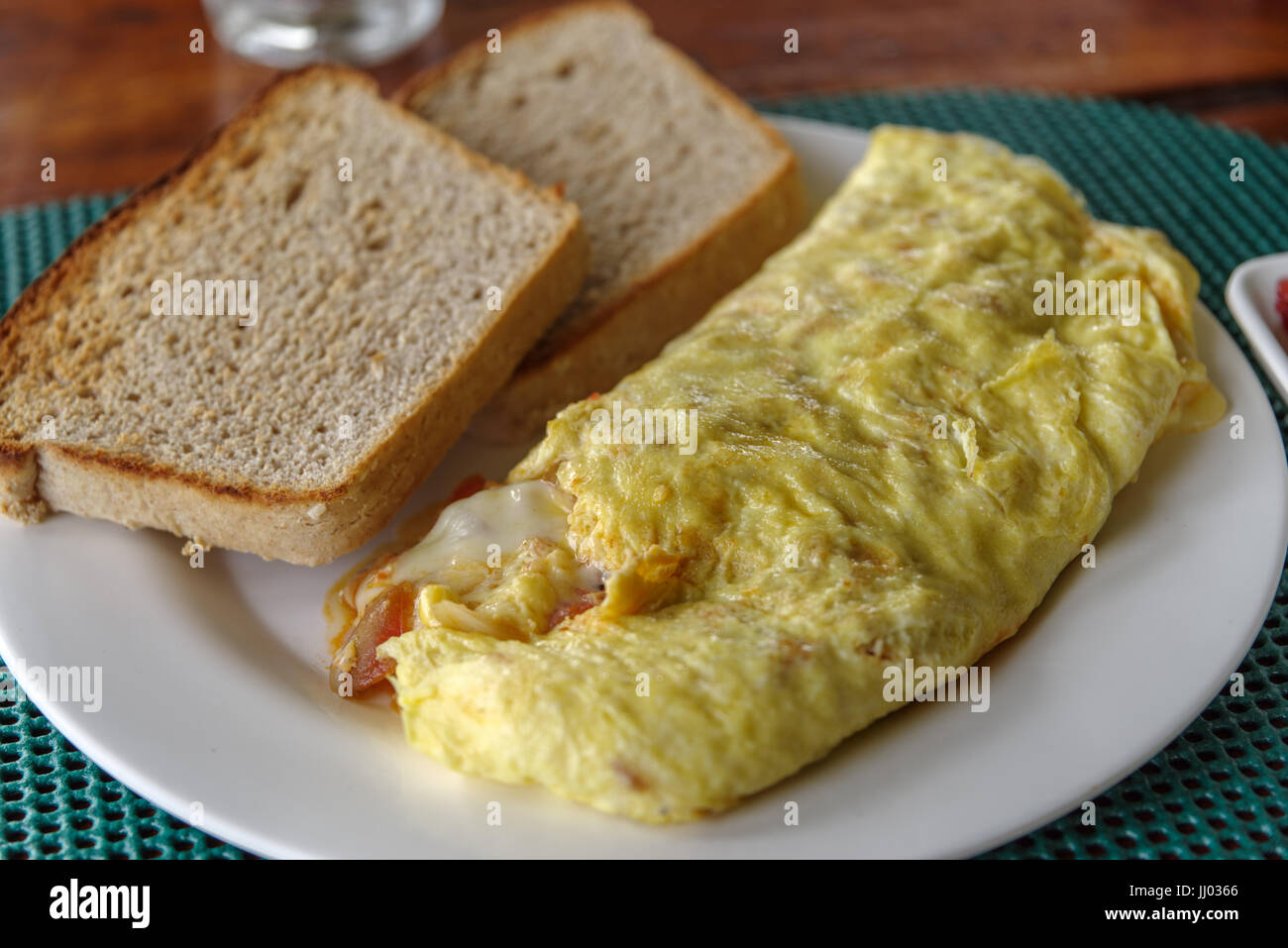 Omelette mit Toast-Brot zum Frühstück Stockfoto