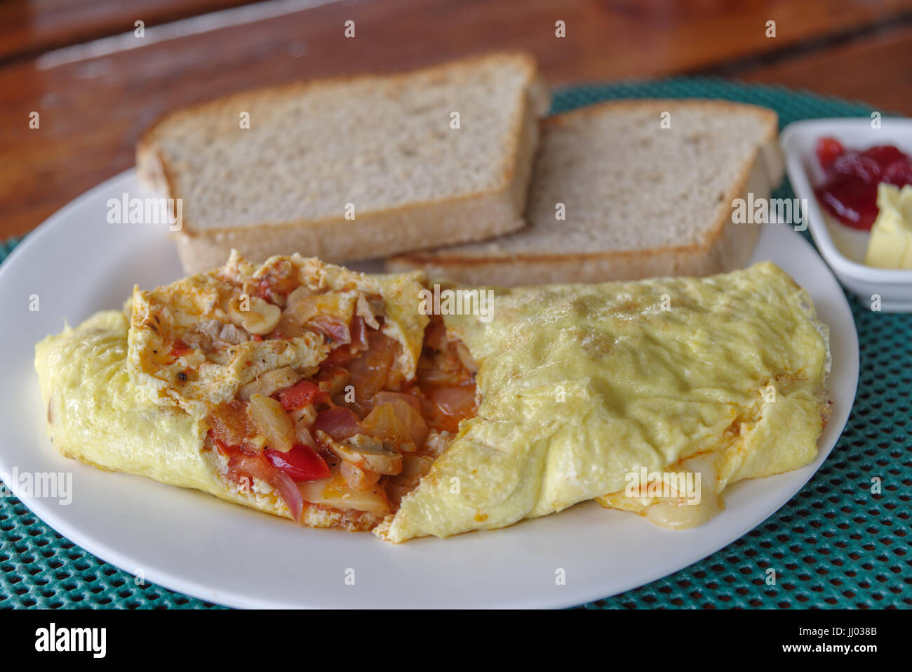 Omelette mit Toast-Brot zum Frühstück Stockfoto
