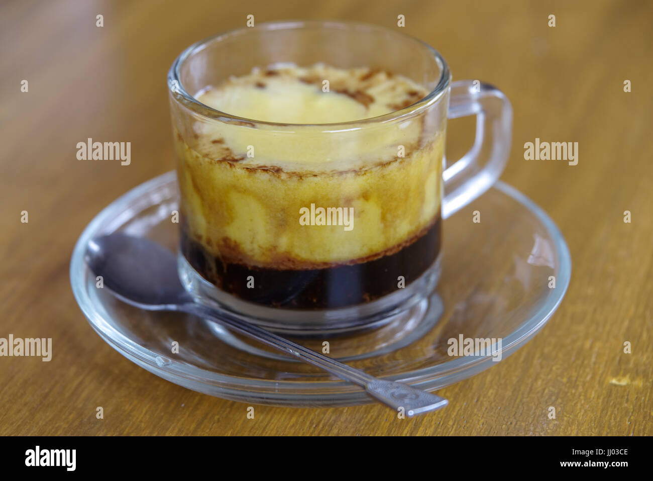 Vietnam Stil Ei Kaffee Stockfotografie - Alamy