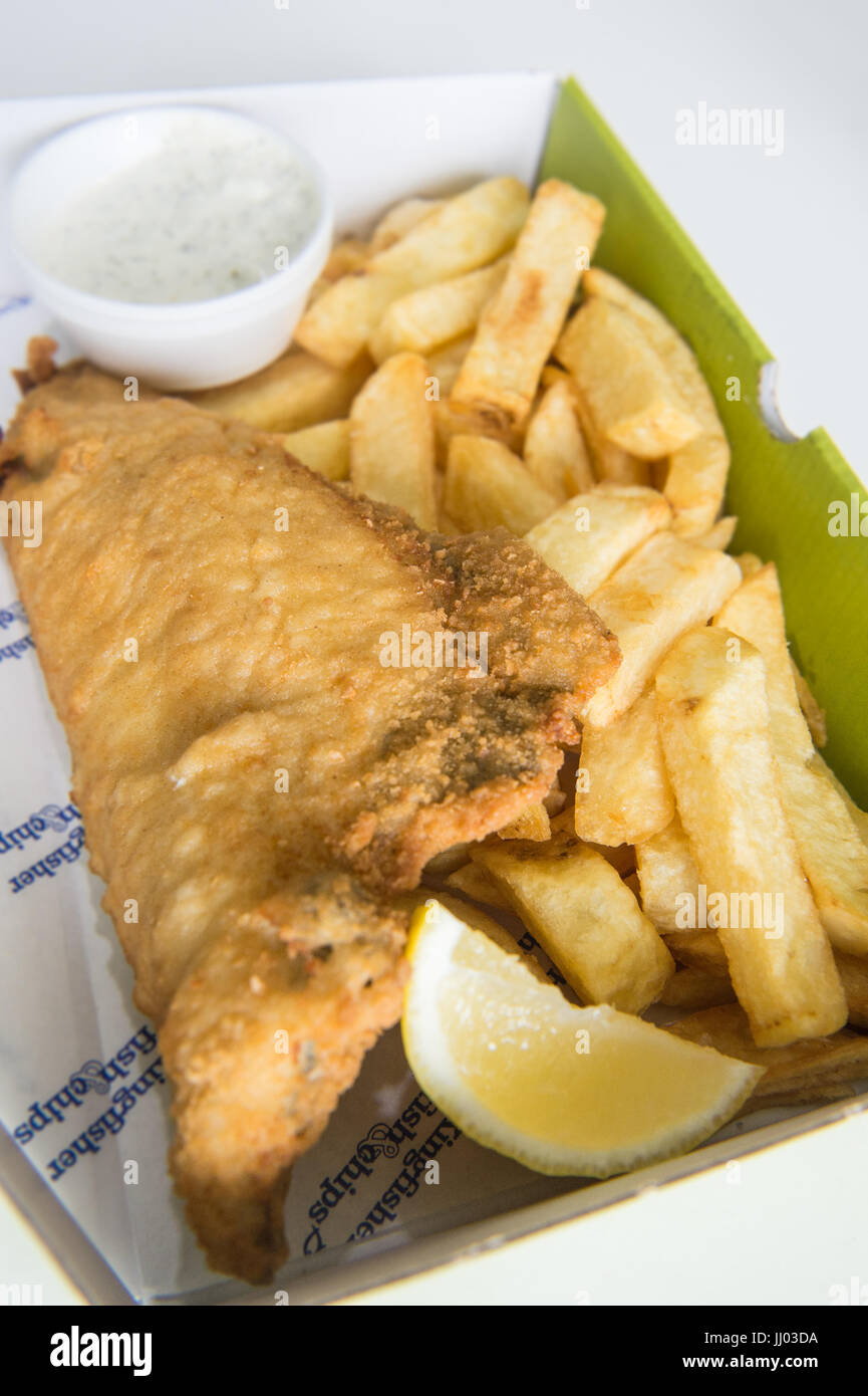 Urheberrechtlich geschütztes Bild von Paul Slater/PSI-traditionelle britische Küche - Fisch und Chips und Erbsenpüree. Stockfoto