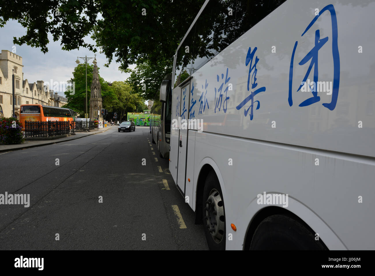 Touristenbus mit chinesischen Schriftzügen und Logos Einlagen Passagiere in Oxford Stockfoto