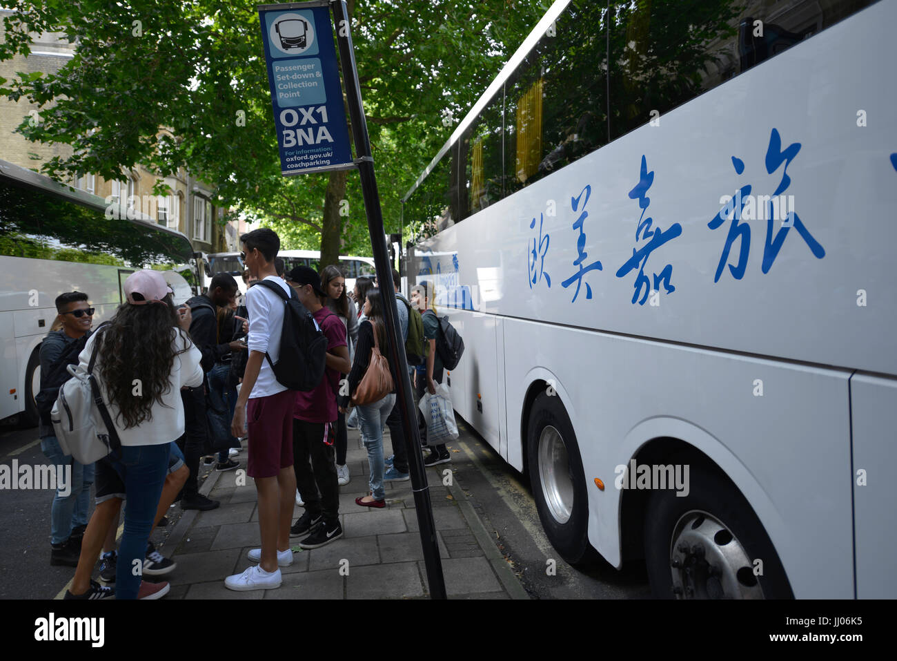 Touristenbus mit chinesischen Schriftzügen und Logos Einlagen Passagiere in Oxford Stockfoto