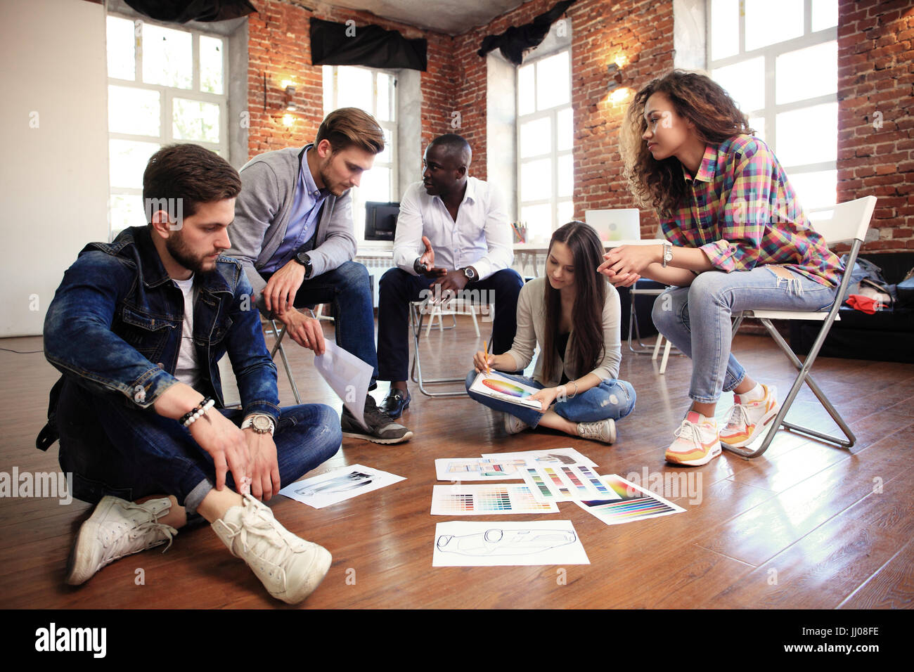 Start Vielfalt Teamwork Brainstorming treffen Concept.Business Team Kollegen teilen Weltreport Wirtschaft dokumentieren Laptop.People arbeiten planen Stockfoto