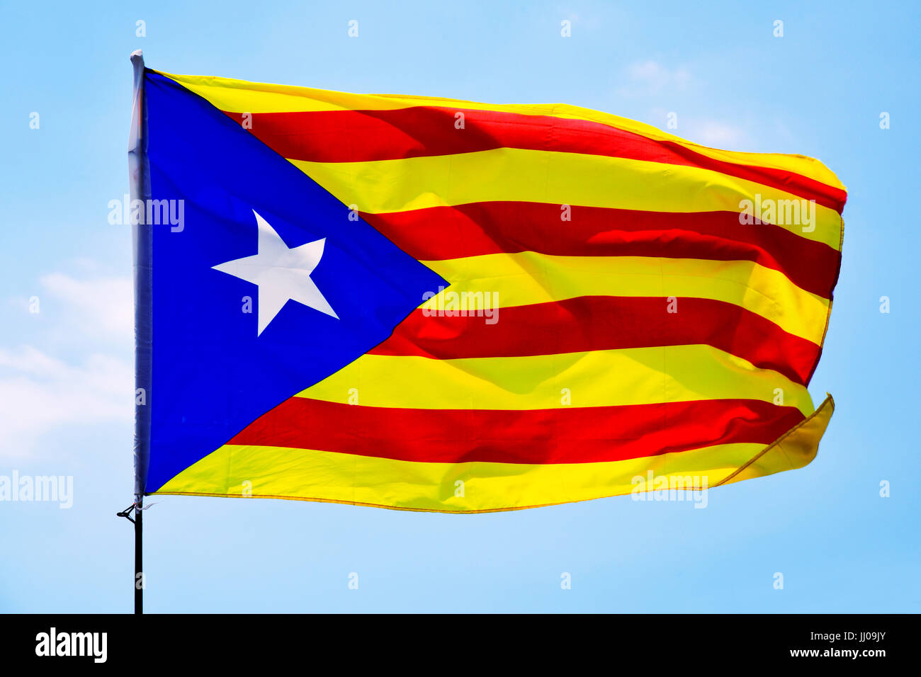 die Estelada, die katalanische Unabhängigkeit Fähnchen auf den blauen Himmel Stockfoto
