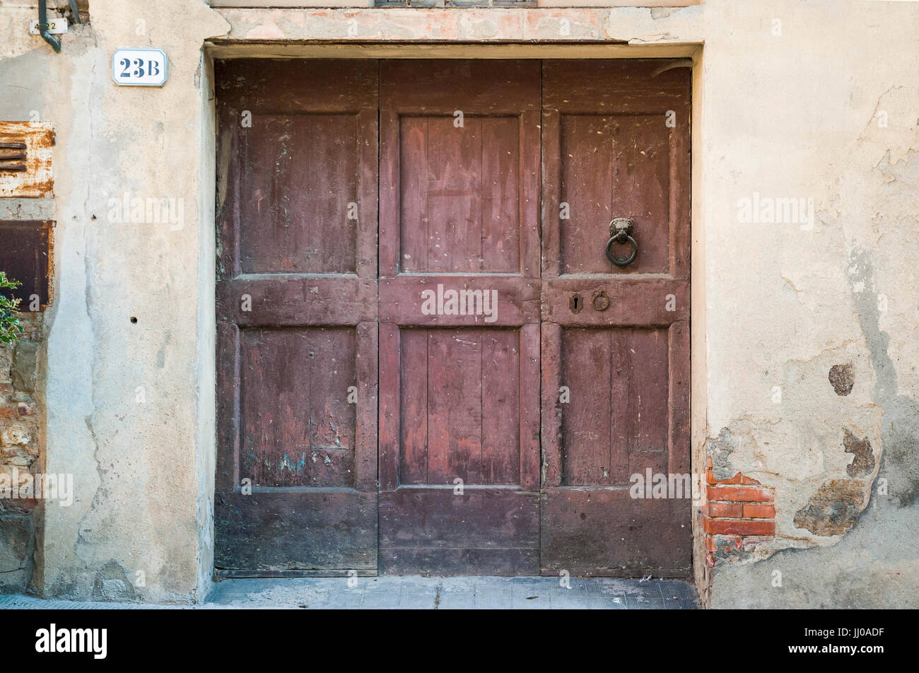 TUSCANY-Mai 29:A Vintage Haustür in San Quirico d ' Orcia, Toskana, am Mai 29,2017. Stockfoto