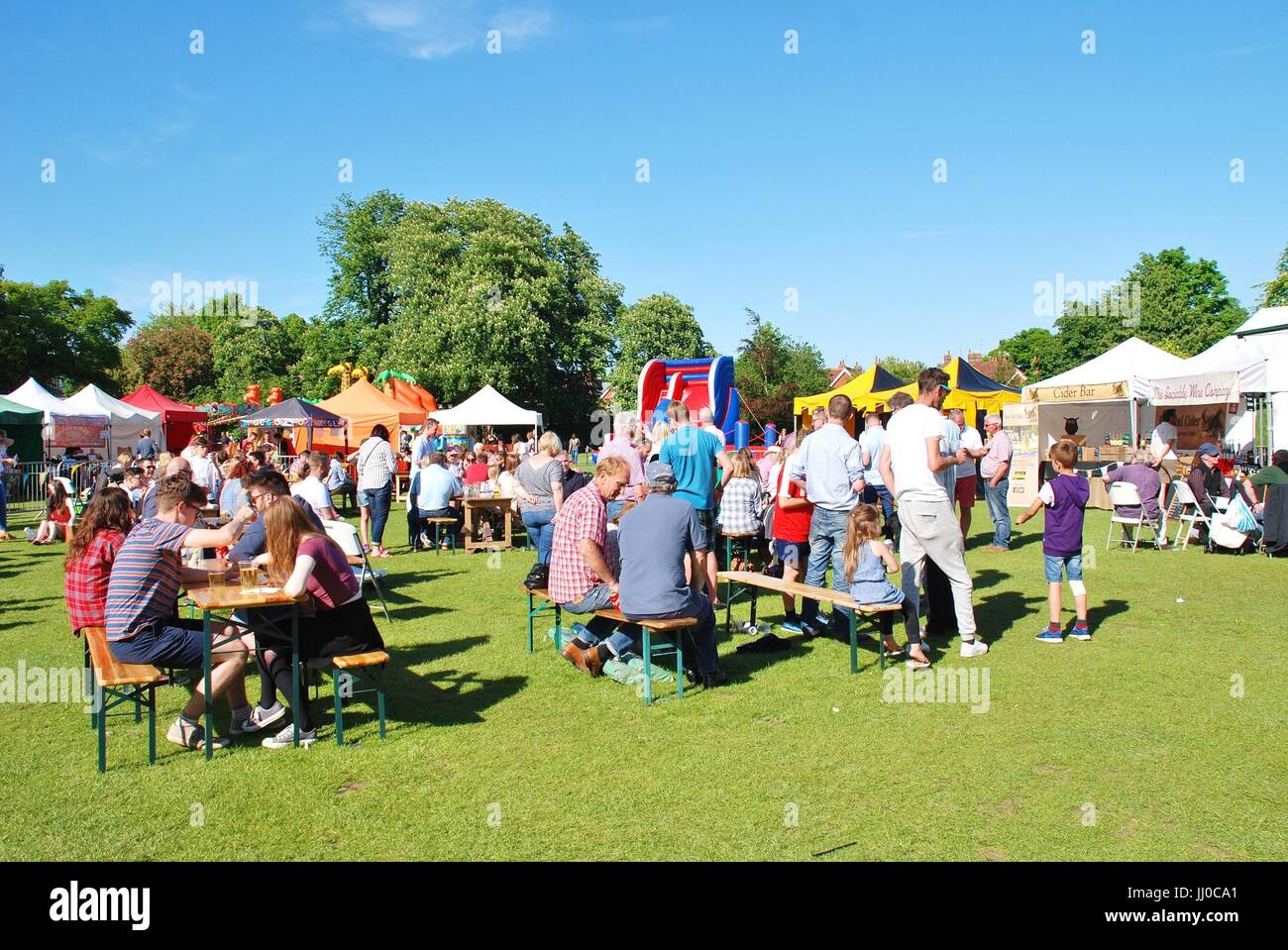 Menschen, die genießen das erste jemals Essen und trinken Festival in Tenterden in Kent, England am 21. Mai 2017. Stockfoto