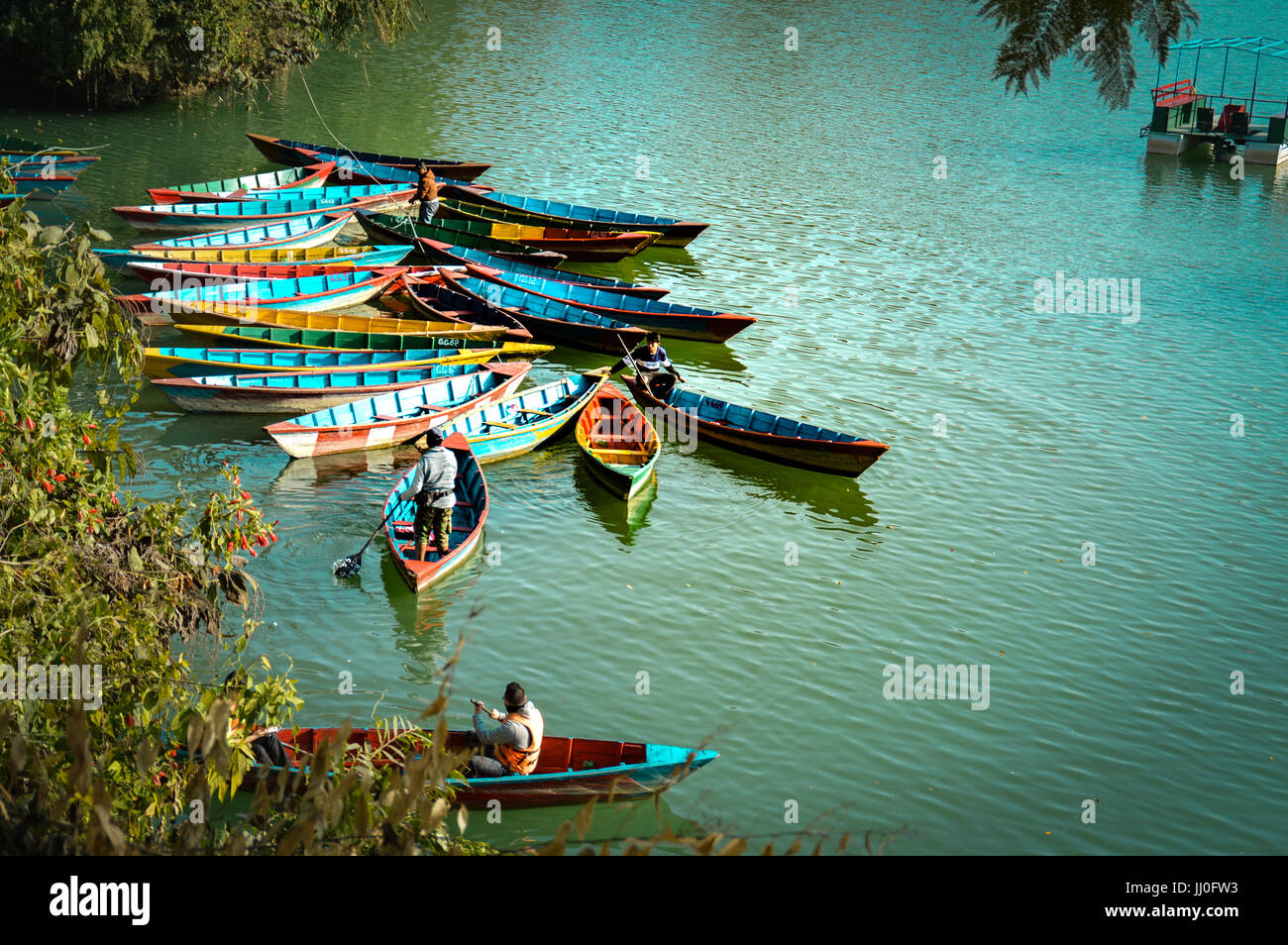 Angelegte Boote in Fewa See warten auf Touristen Stockfoto